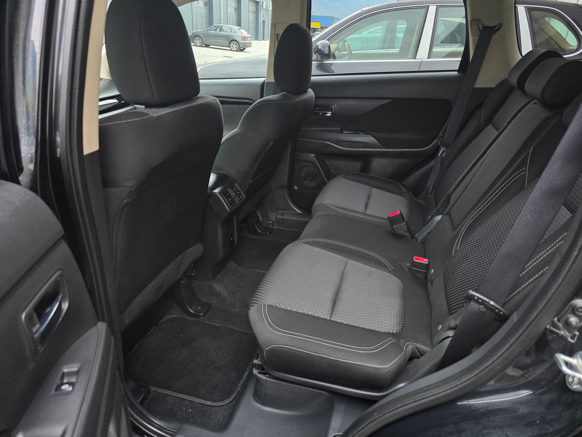 MITSUBISHI Outlander 2.0 Style 4WD CVT-image-12