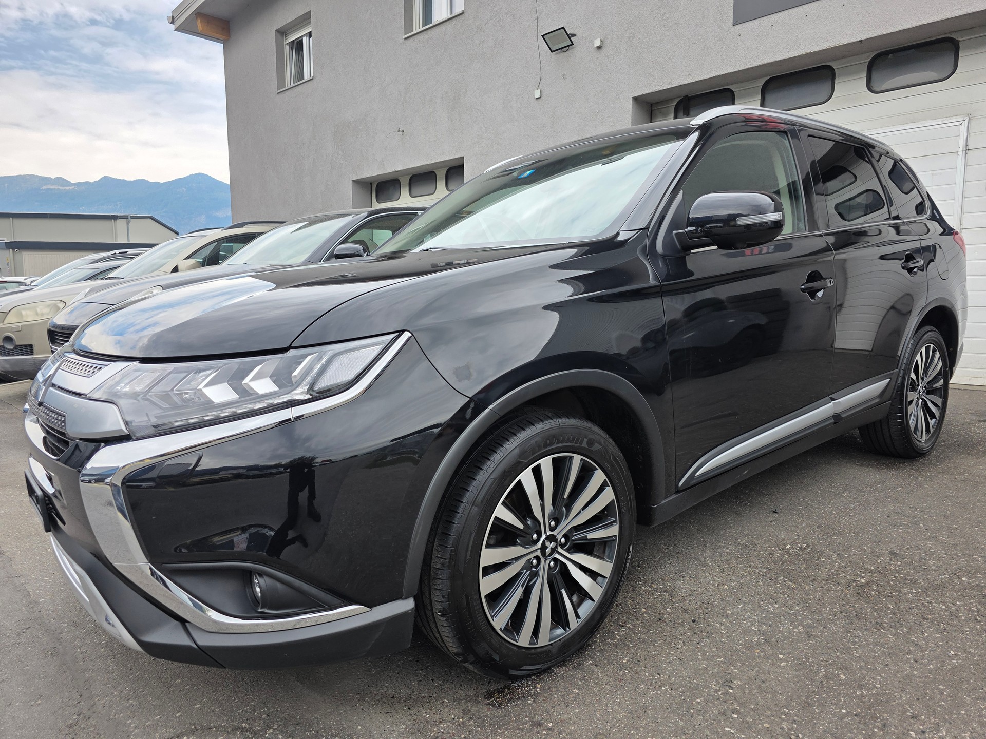 MITSUBISHI Outlander 2.0 Style 4WD CVT-showroom-element-1
