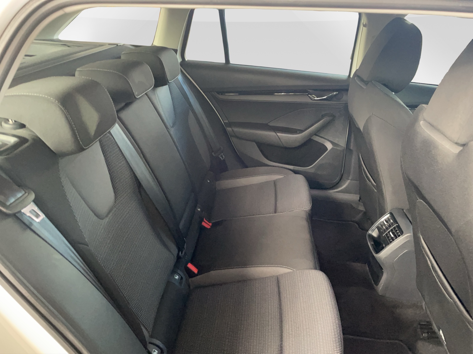 SKODA Octavia Combi 2.0 TDI 150 Ambition DSG-image-14