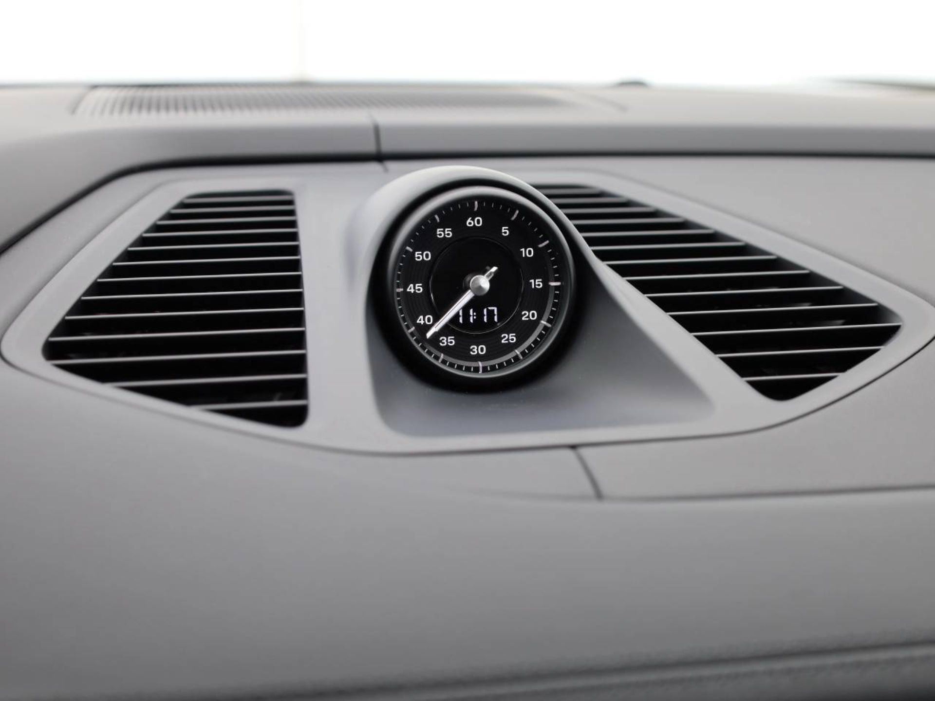 PORSCHE Macan Turbo-image-11