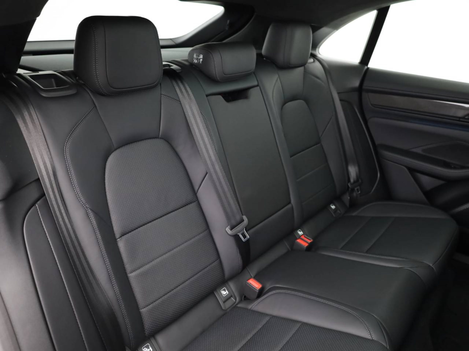 PORSCHE Macan Turbo-image-18
