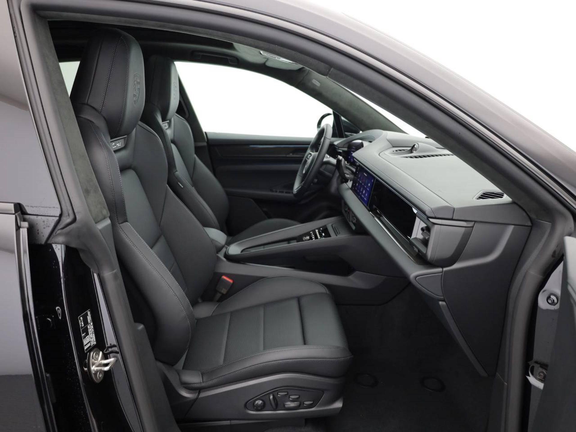 PORSCHE Macan Turbo-image-15