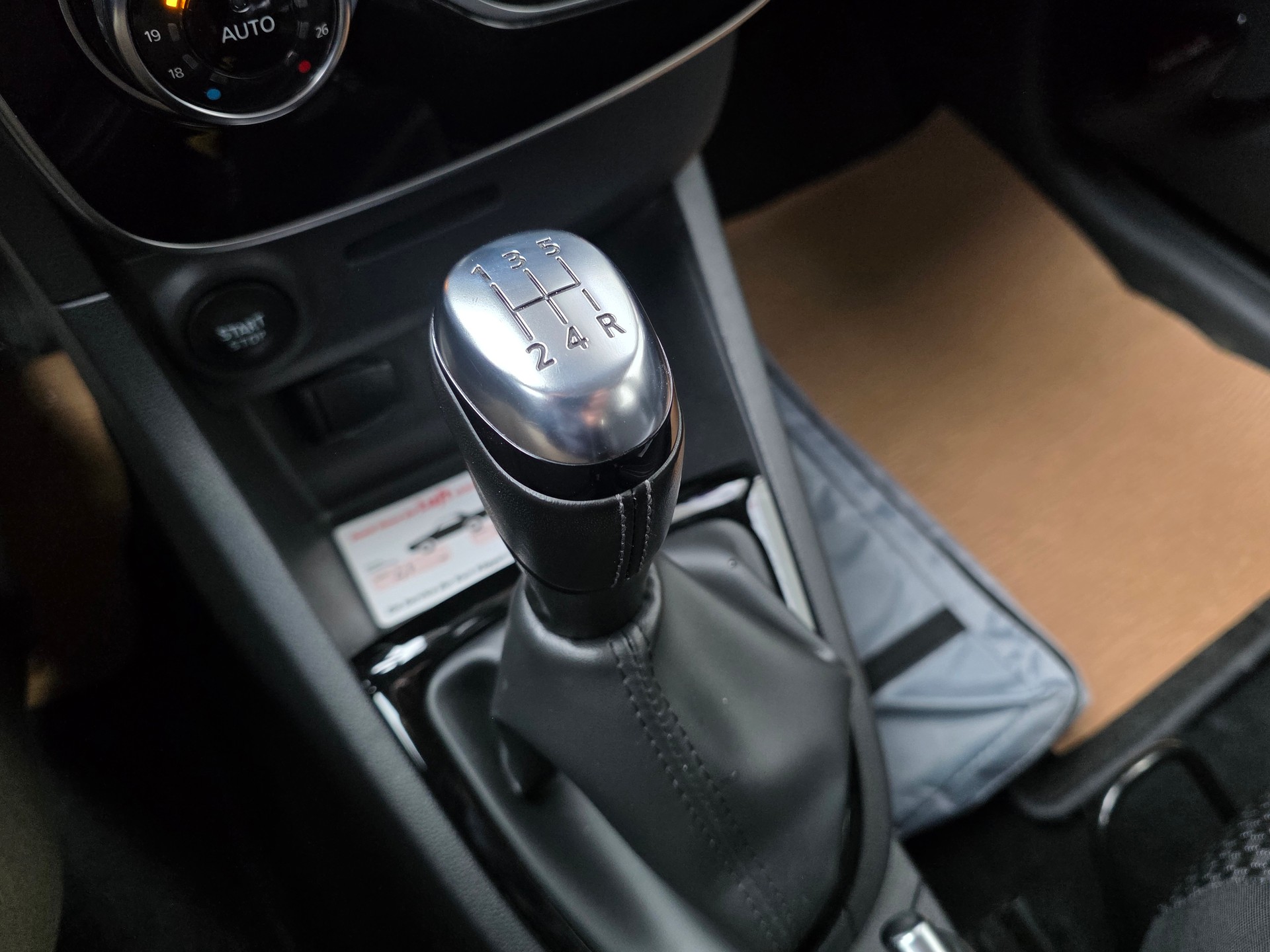 RENAULT Clio 0.9 12V Intens-image-12