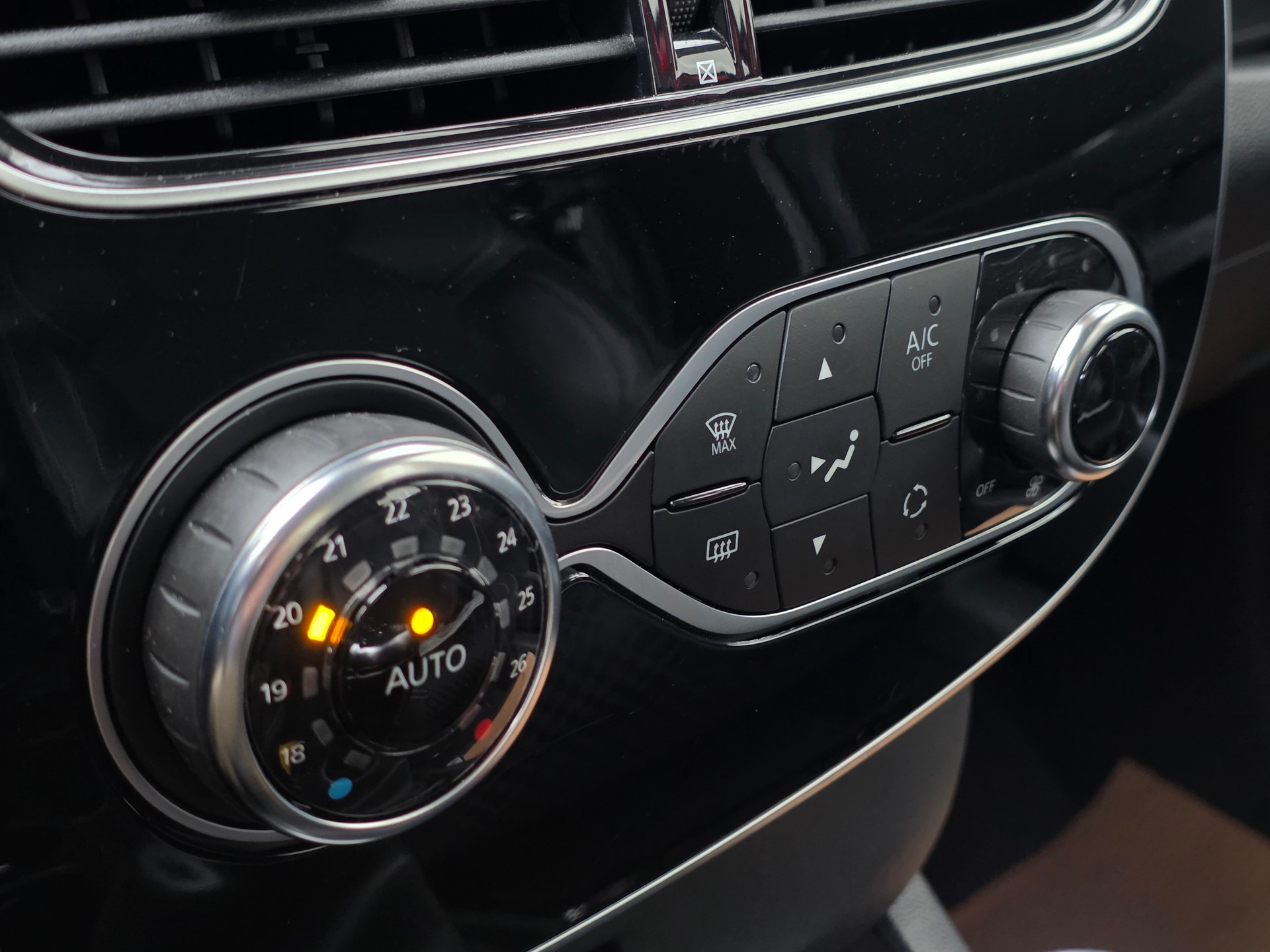 RENAULT Clio 0.9 12V Intens-image-11