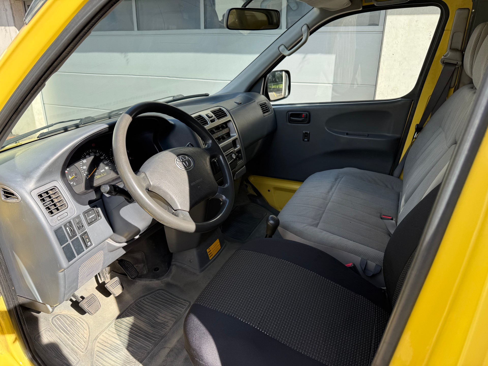 TOYOTA Hiace D-4D Van 4WD SWB-image-9