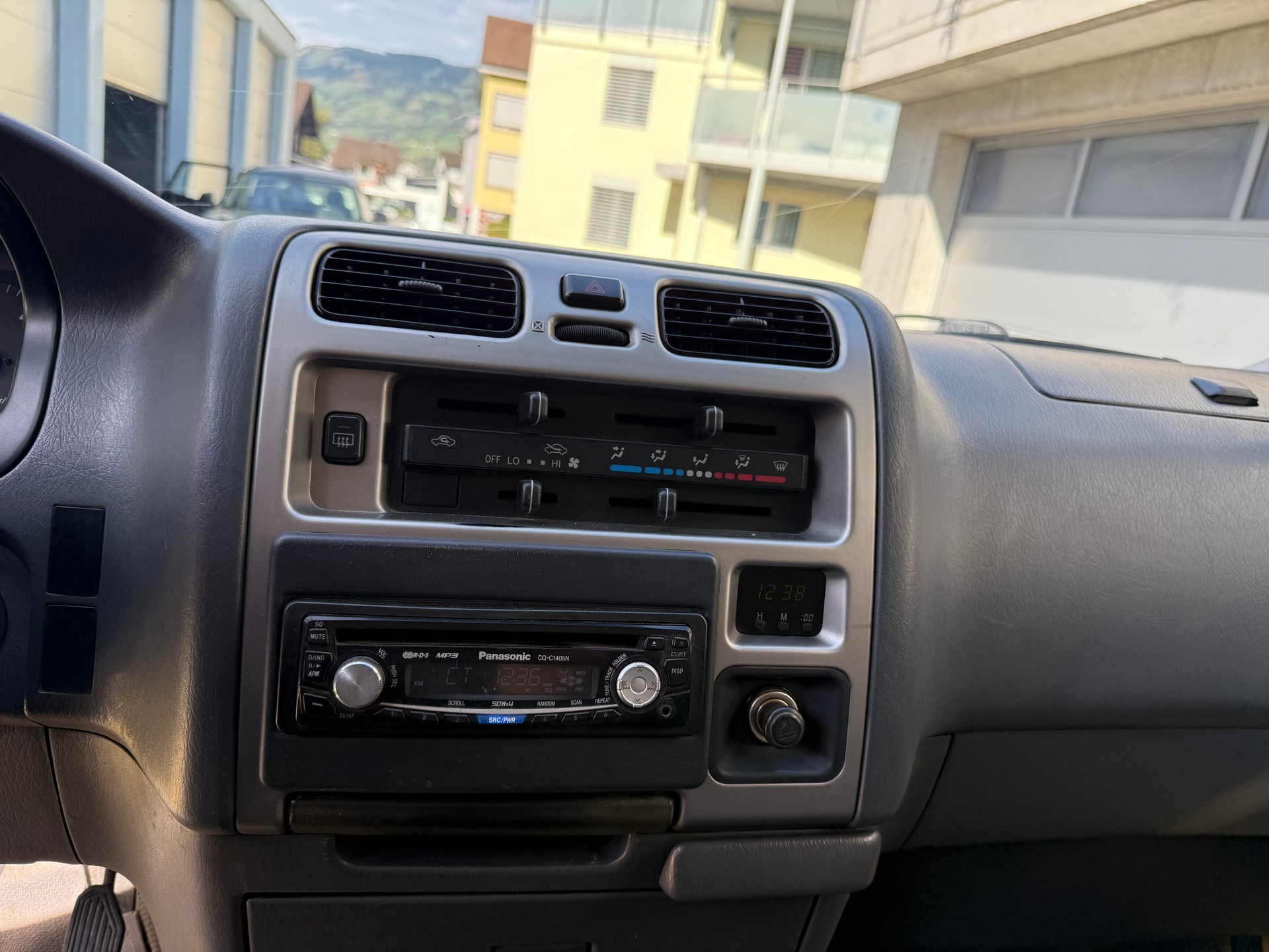 TOYOTA Hiace D-4D Van 4WD SWB-image-14