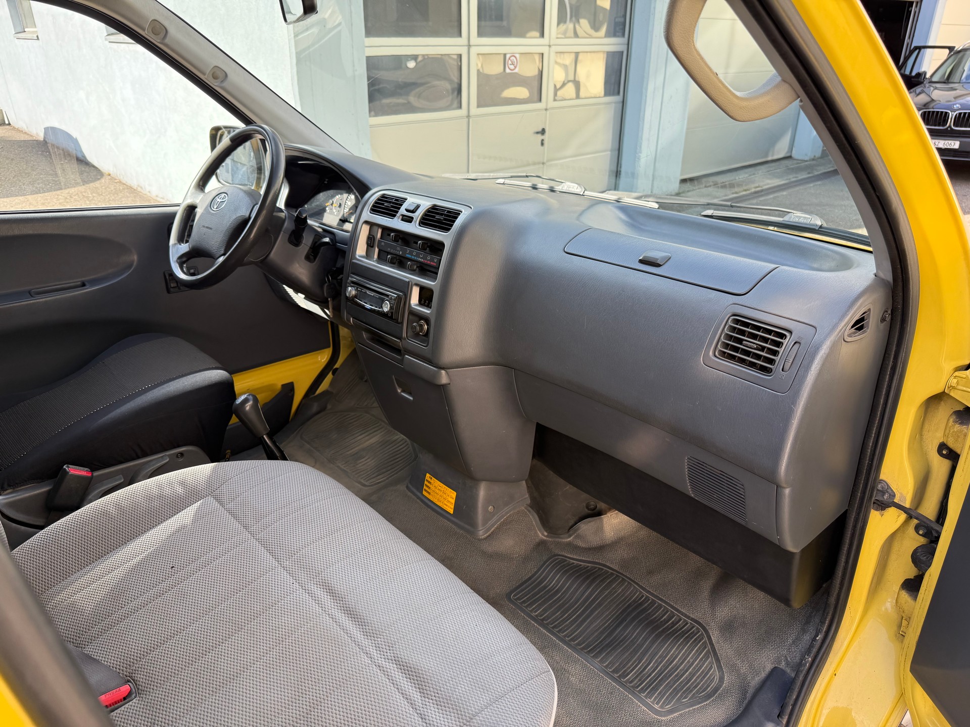 TOYOTA Hiace D-4D Van 4WD SWB-image-11