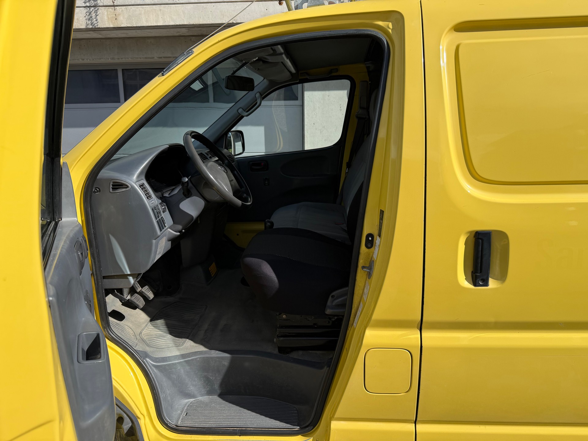 TOYOTA Hiace D-4D Van 4WD SWB-image-10