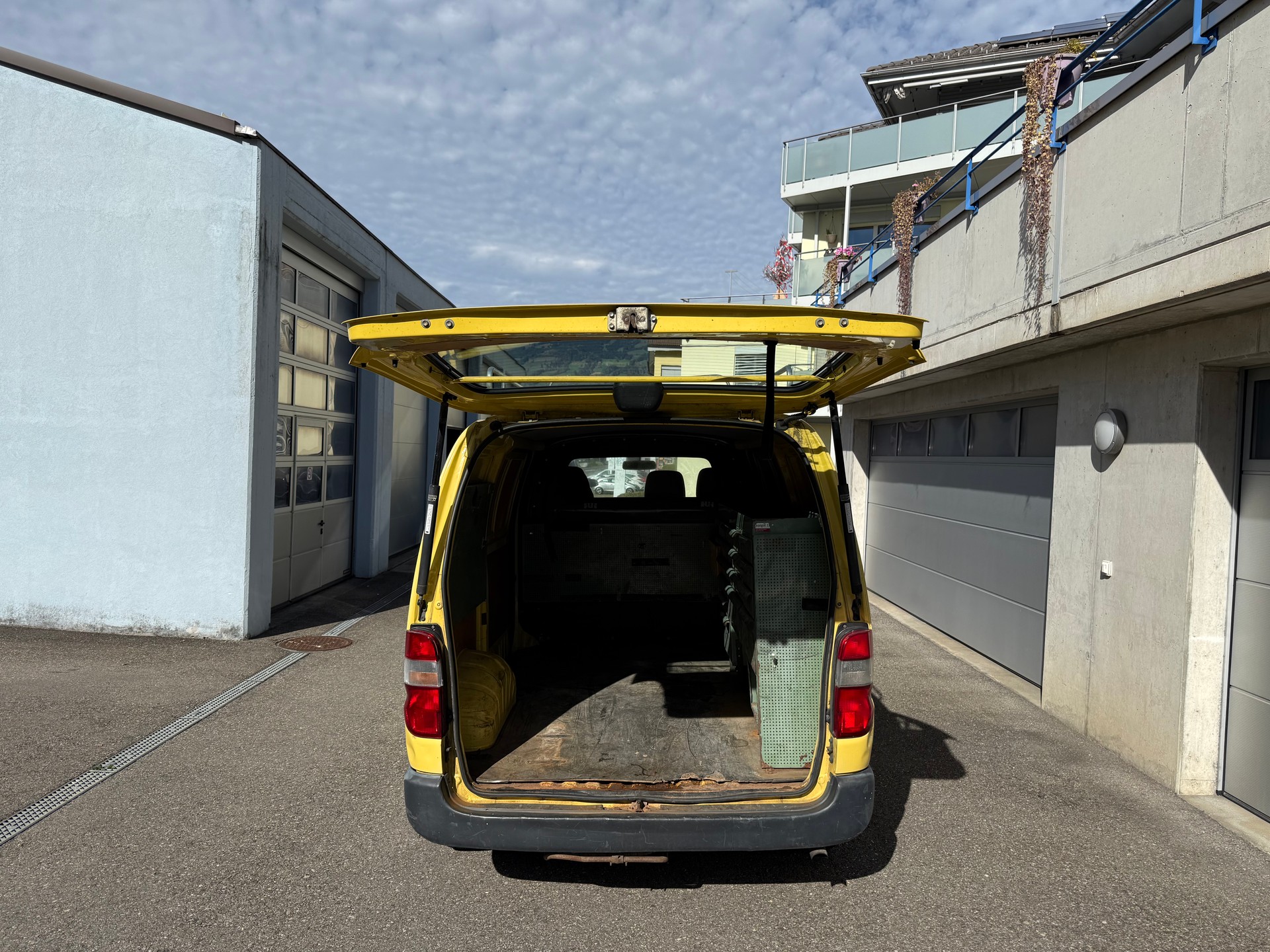 TOYOTA Hiace D-4D Van 4WD SWB-image-18