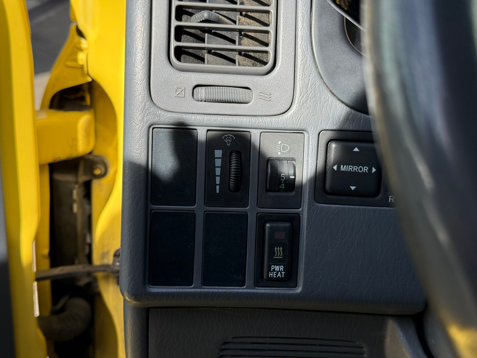 TOYOTA Hiace D-4D Van 4WD SWB-image-17