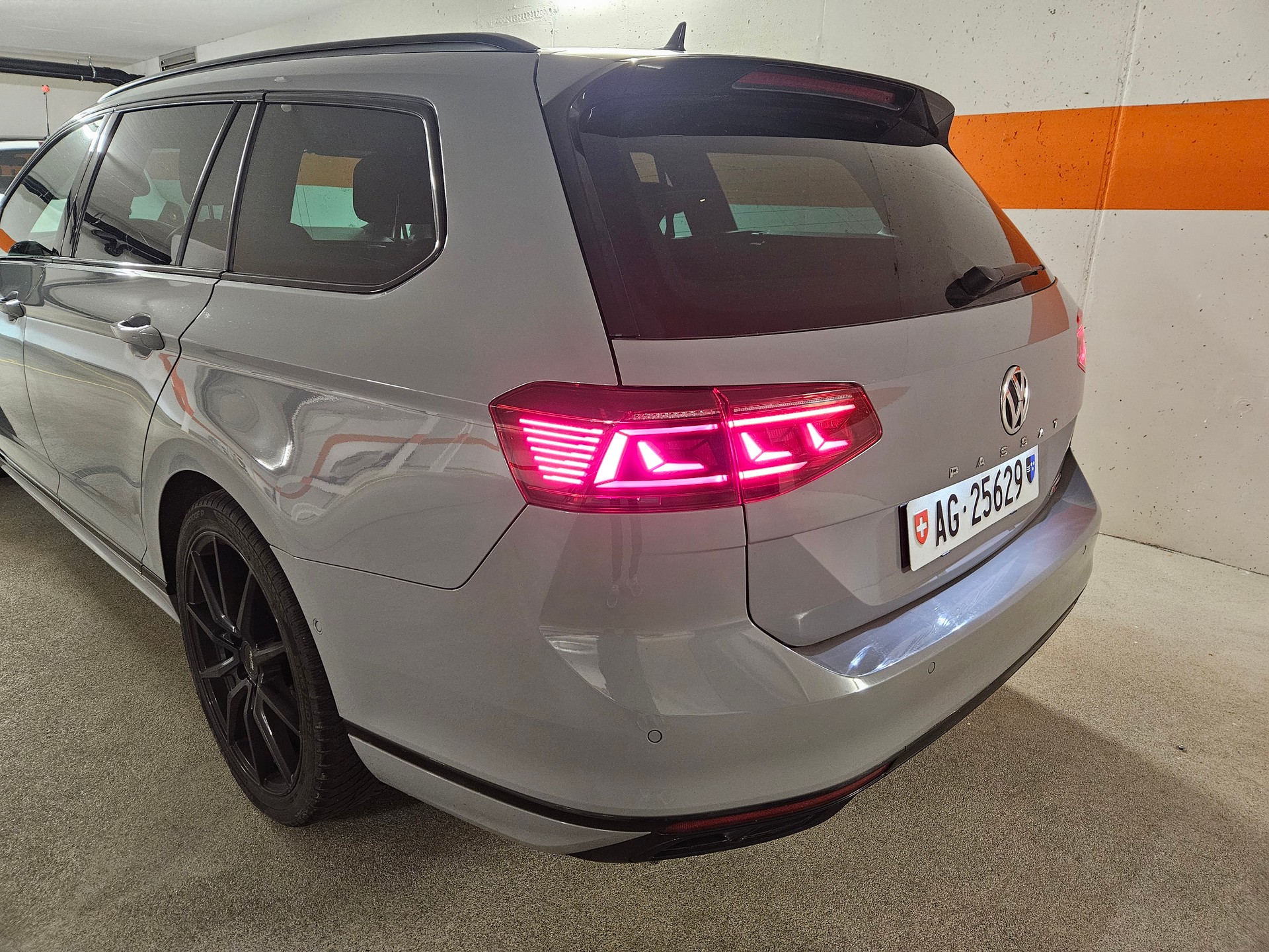VW Passat Variant 2.0 TDI R-Line Edition DSG Limitierte Auflage-image-1