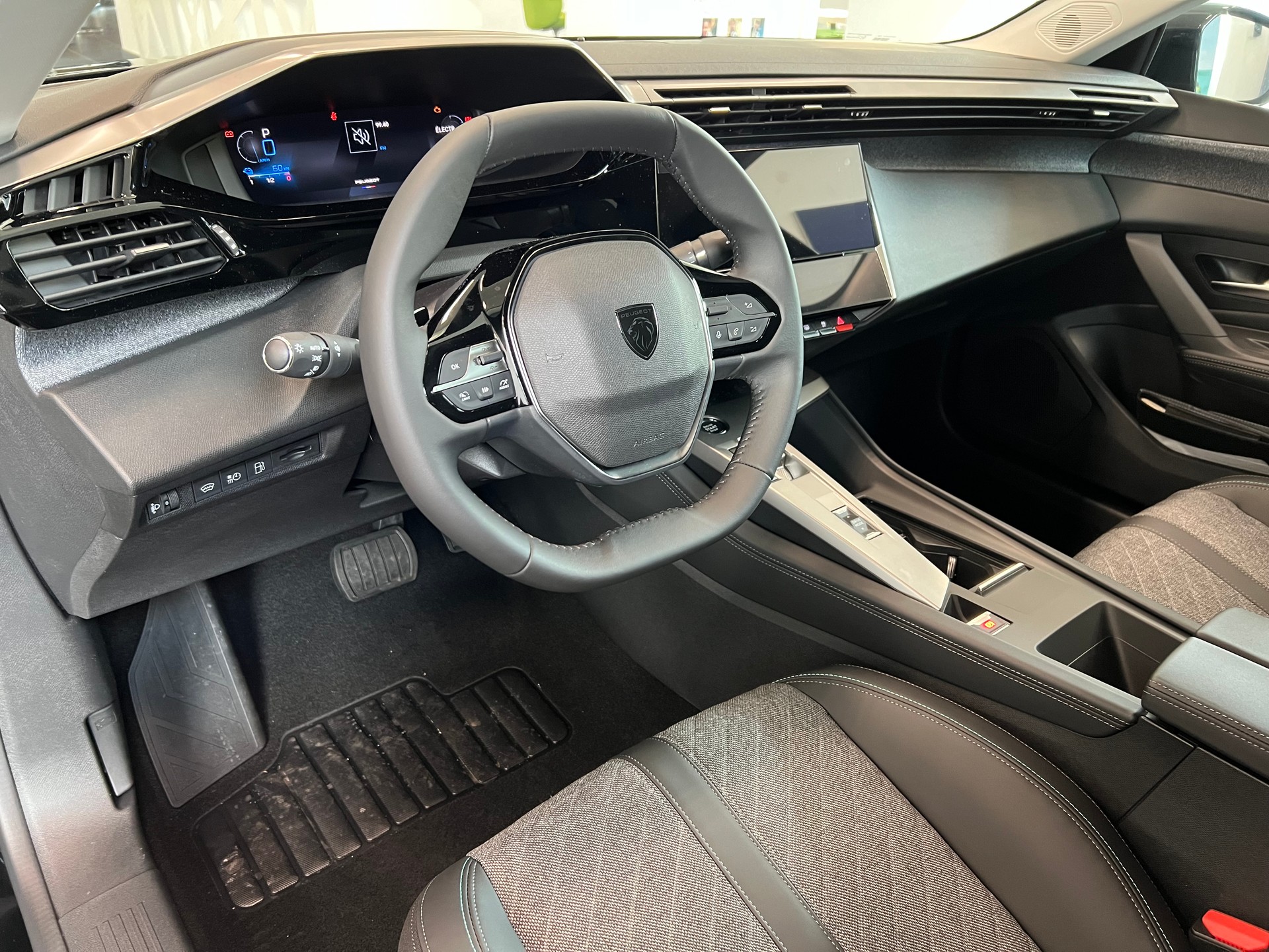 PEUGEOT 408 1.6 PHEV 180 Allure Pack-image-7
