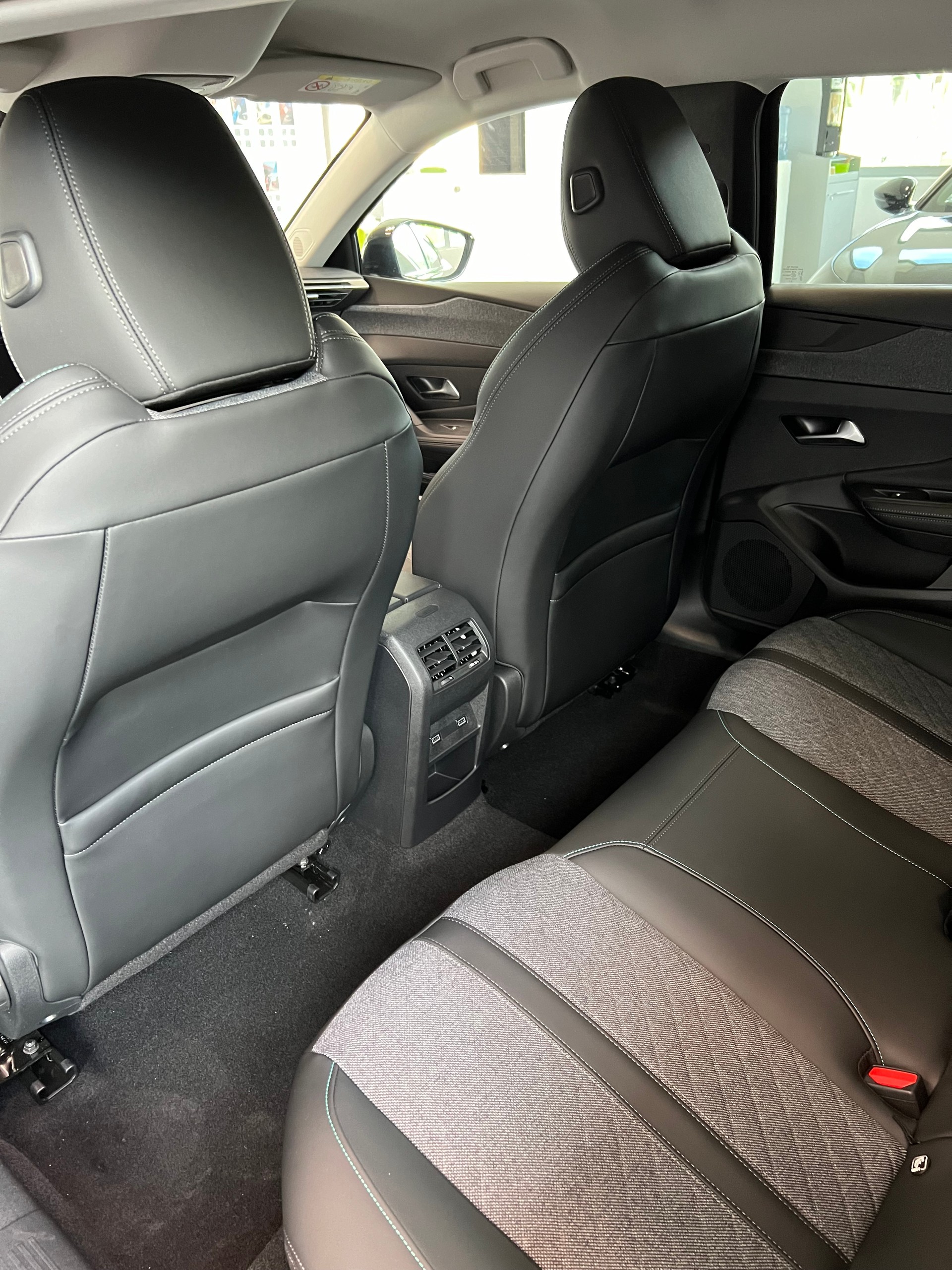PEUGEOT 408 1.6 PHEV 180 Allure Pack-image-13