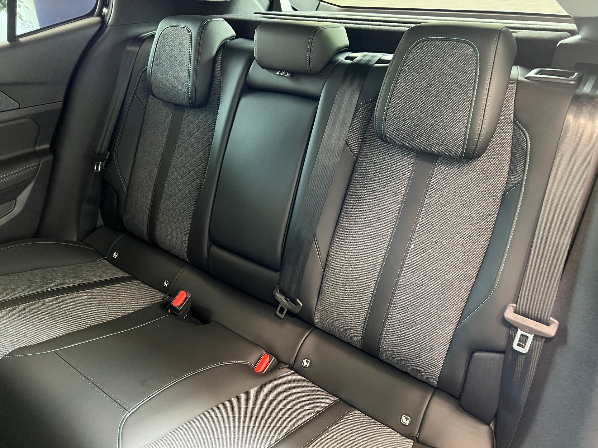 PEUGEOT 408 1.6 PHEV 180 Allure Pack-image-12