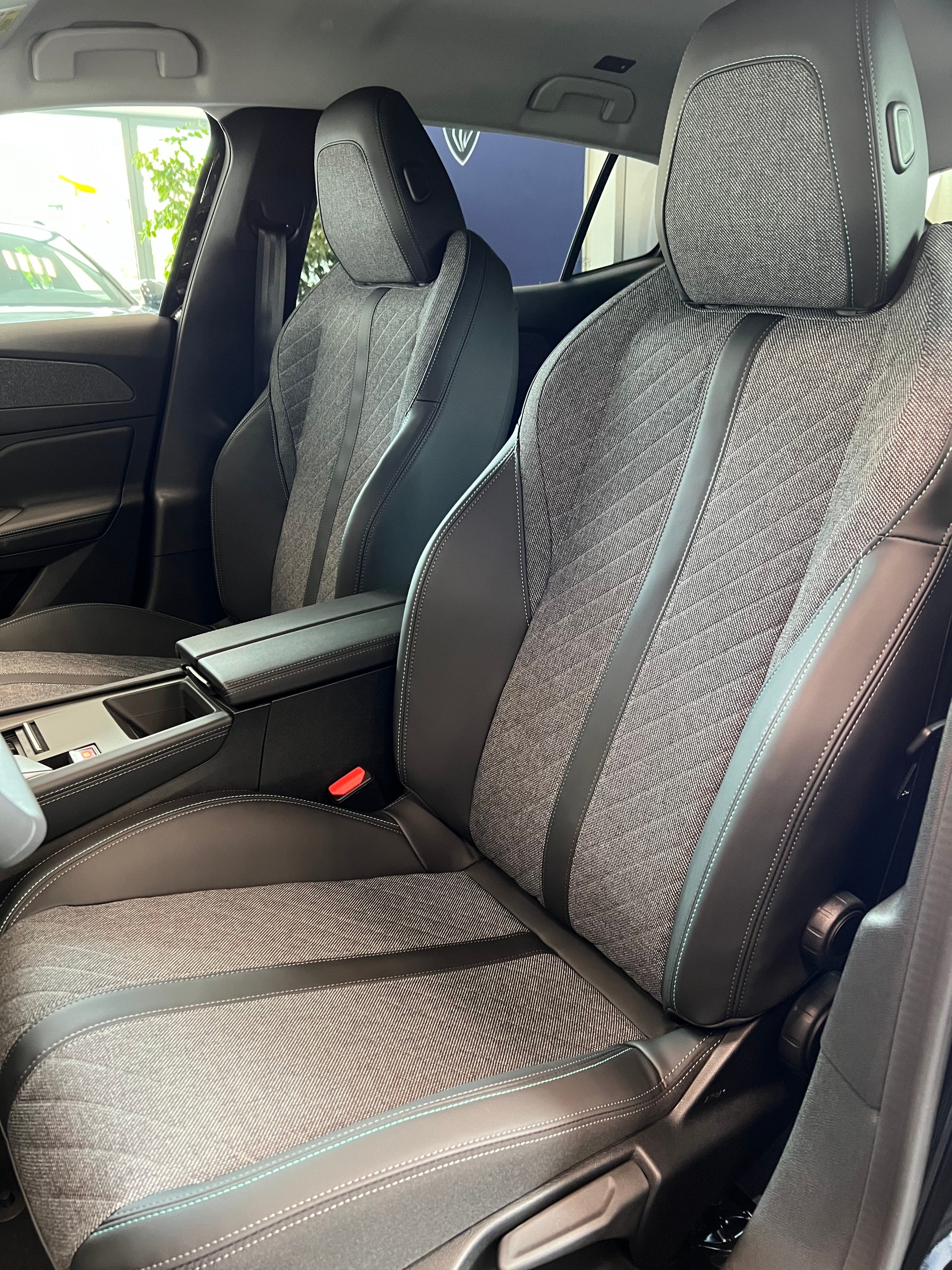PEUGEOT 408 1.6 PHEV 180 Allure Pack-image-8