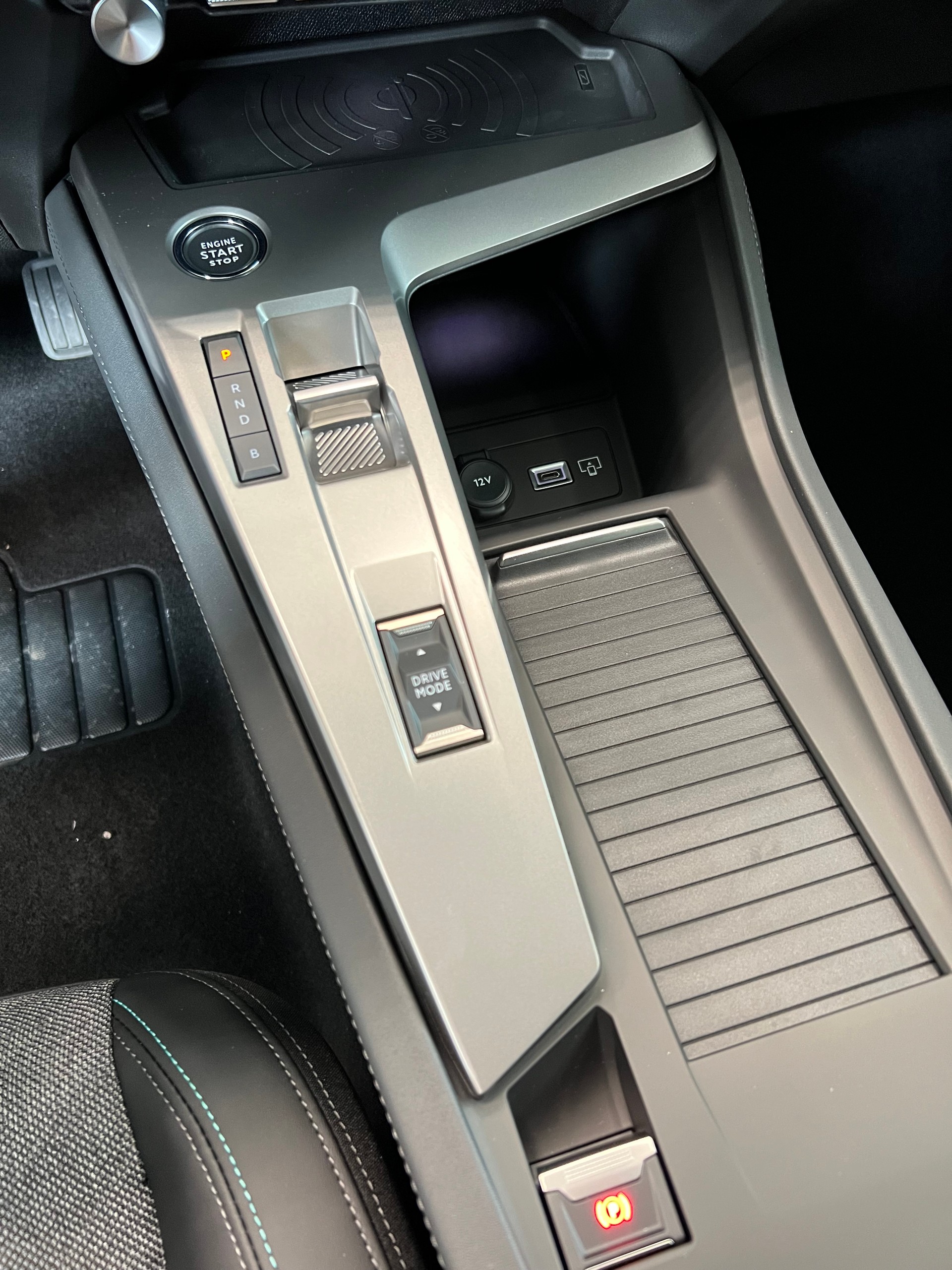 PEUGEOT 408 1.6 PHEV 180 Allure Pack-image-11