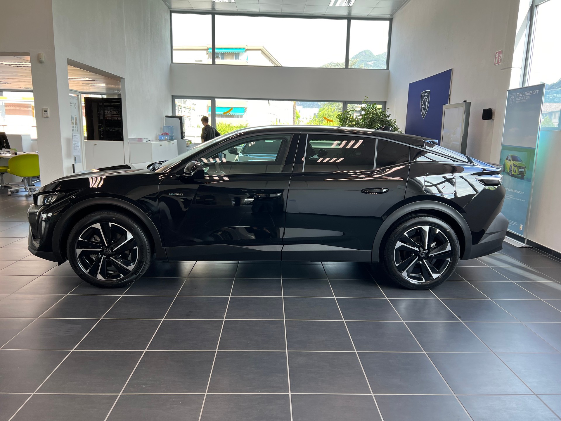 PEUGEOT 408 1.6 PHEV 180 Allure Pack-image-2