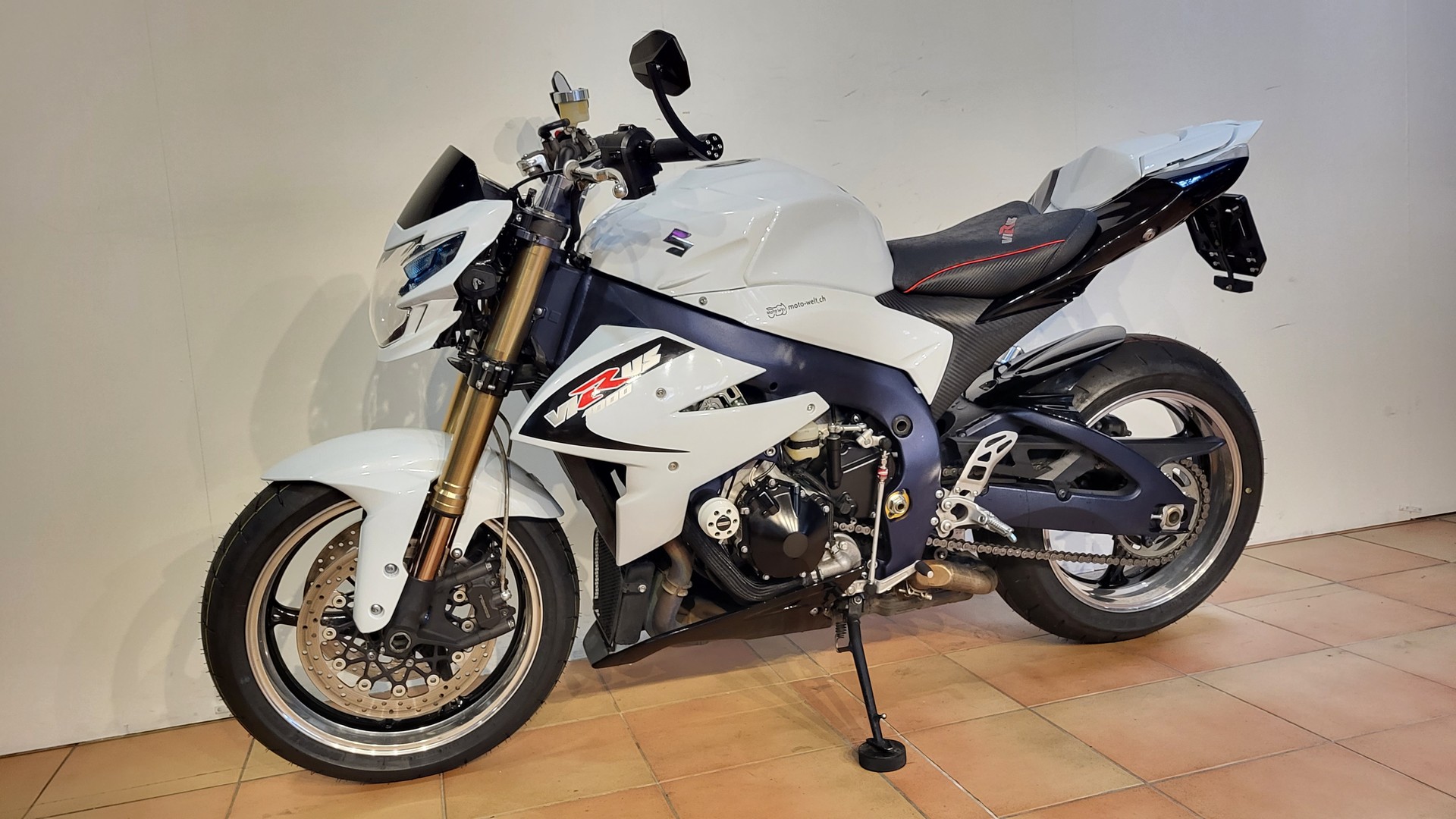 SUZUKI Virus-showroom-element-3