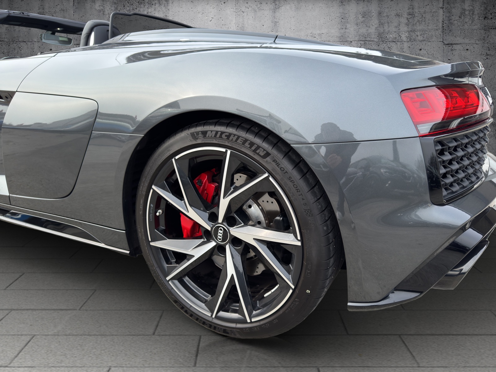 AUDI R8 Spyder RWD S-Tronic-image-25