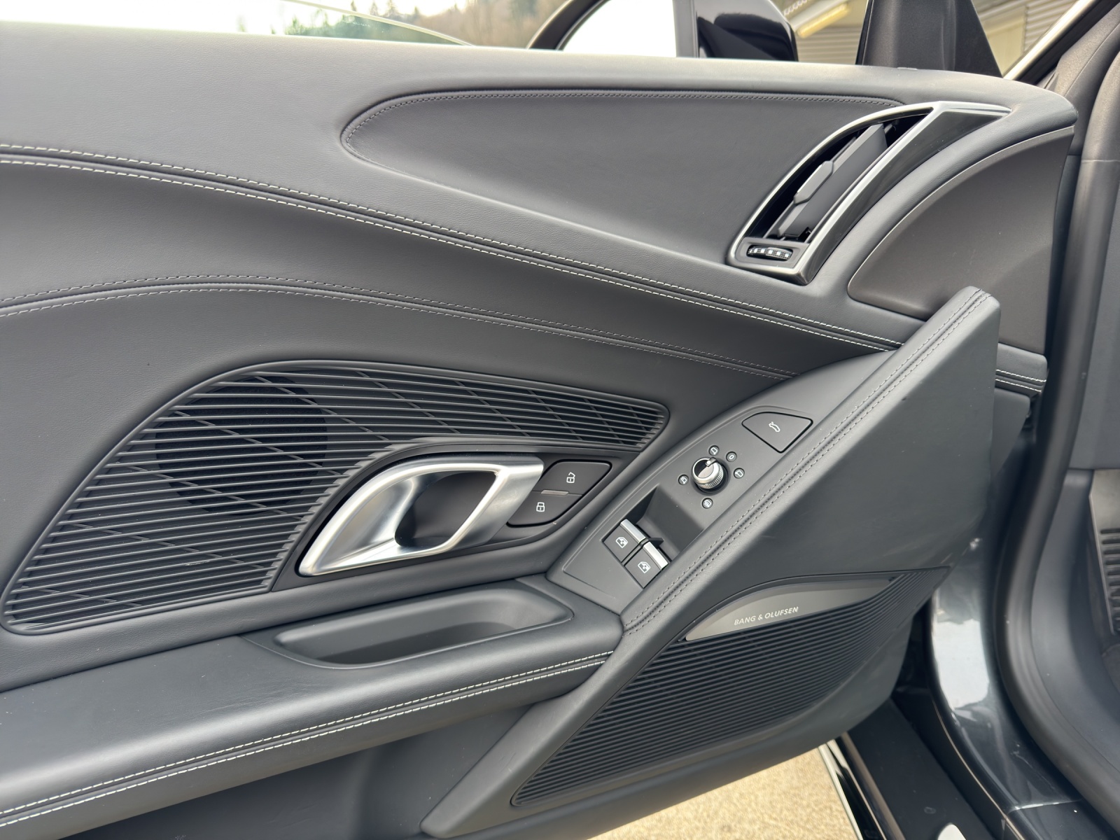 AUDI R8 Spyder RWD S-Tronic-image-20