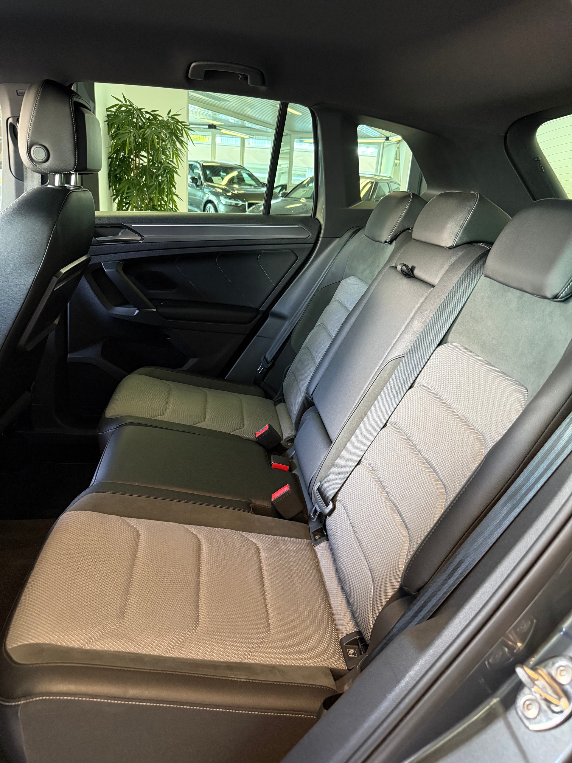 VW Tiguan 2.0TSI R-Line Highline 4Motion DSG-image-7