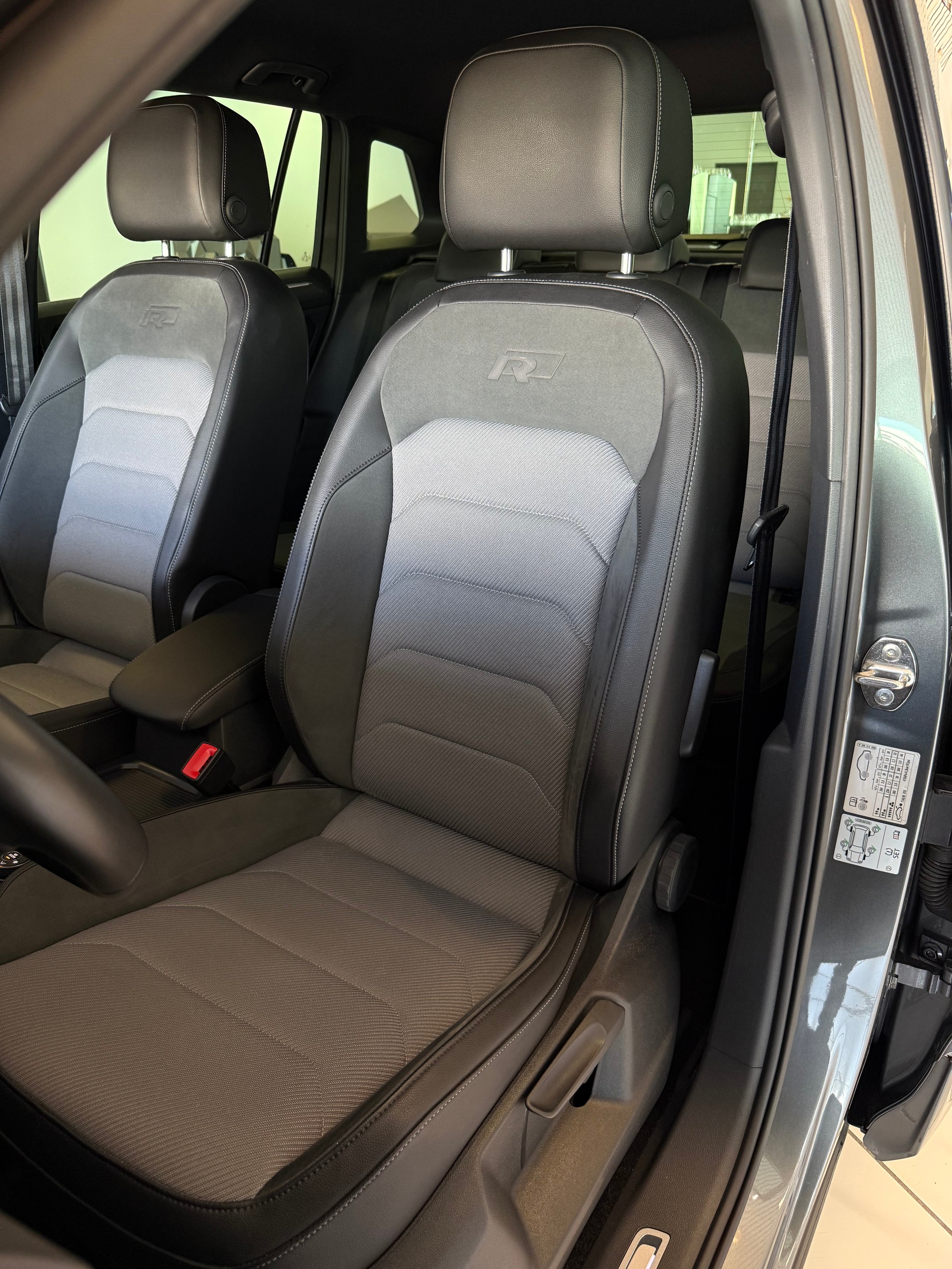 VW Tiguan 2.0TSI R-Line Highline 4Motion DSG-image-5