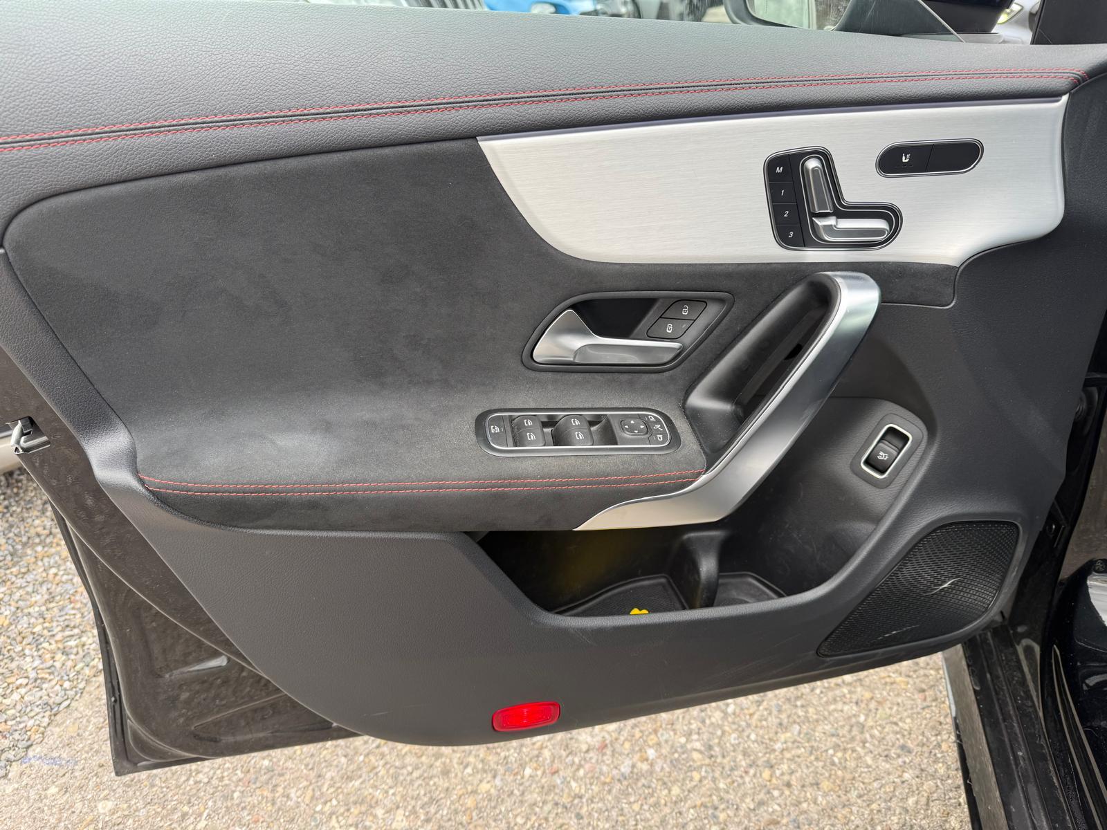 MERCEDES-BENZ CLA 220 d AMG Line 4matic Shooting Brake-image-19