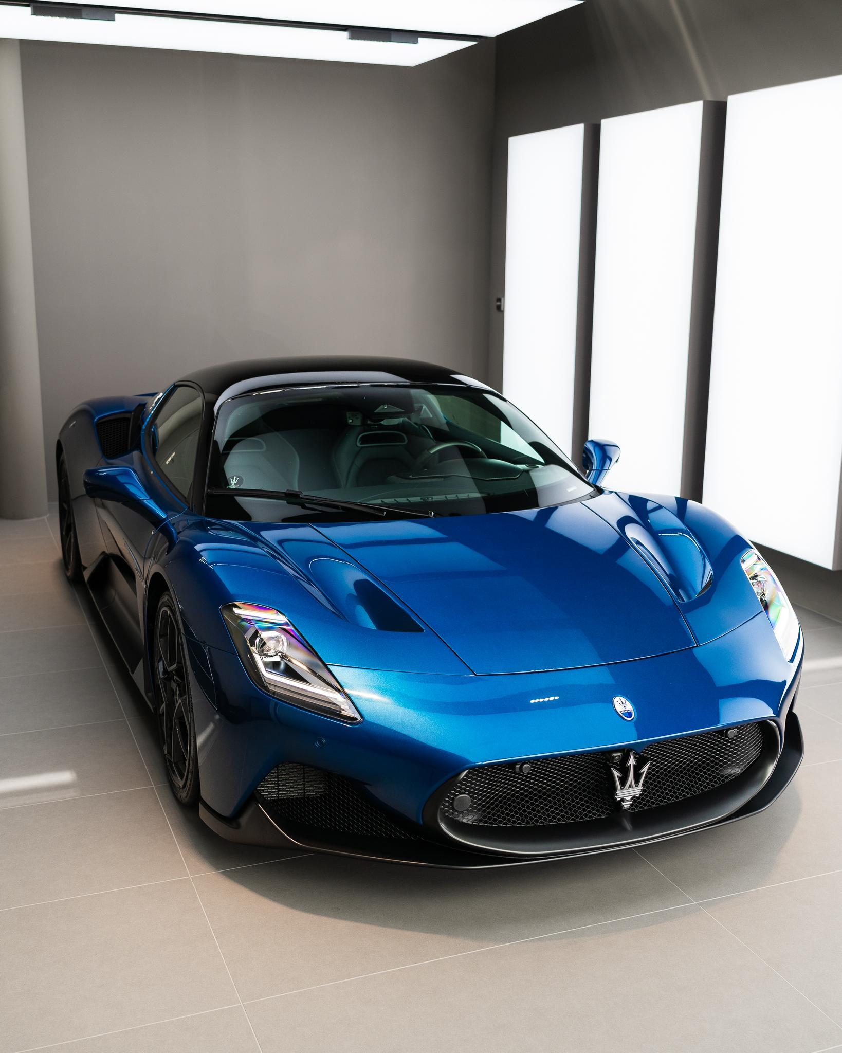 MASERATI MC20 - Blu Victory FUORISERIE-showroom-element-2