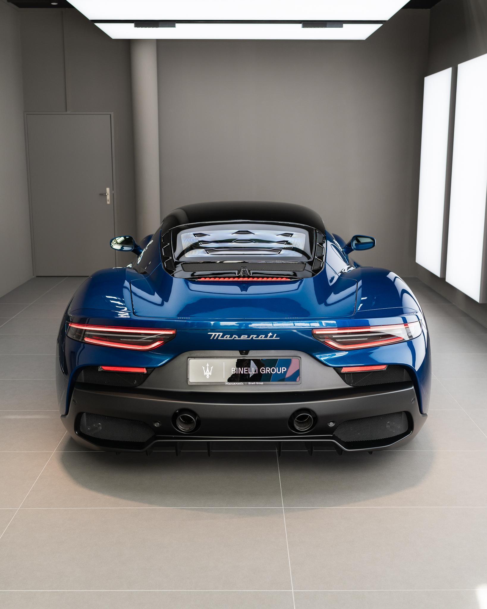 MASERATI MC20 - Blu Victory FUORISERIE-showroom-element-3