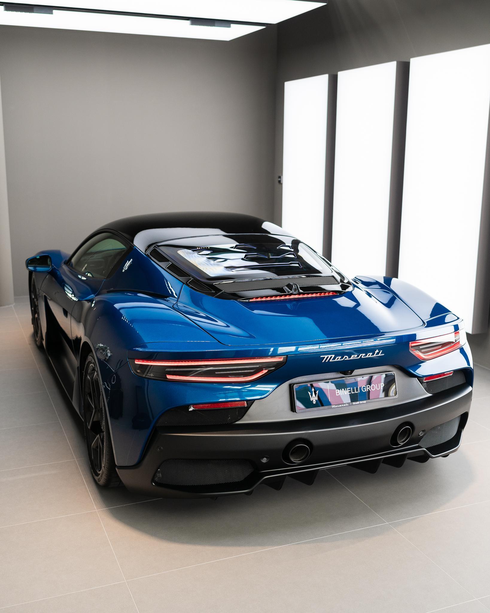 MASERATI MC20 - Blu Victory FUORISERIE-showroom-element-1