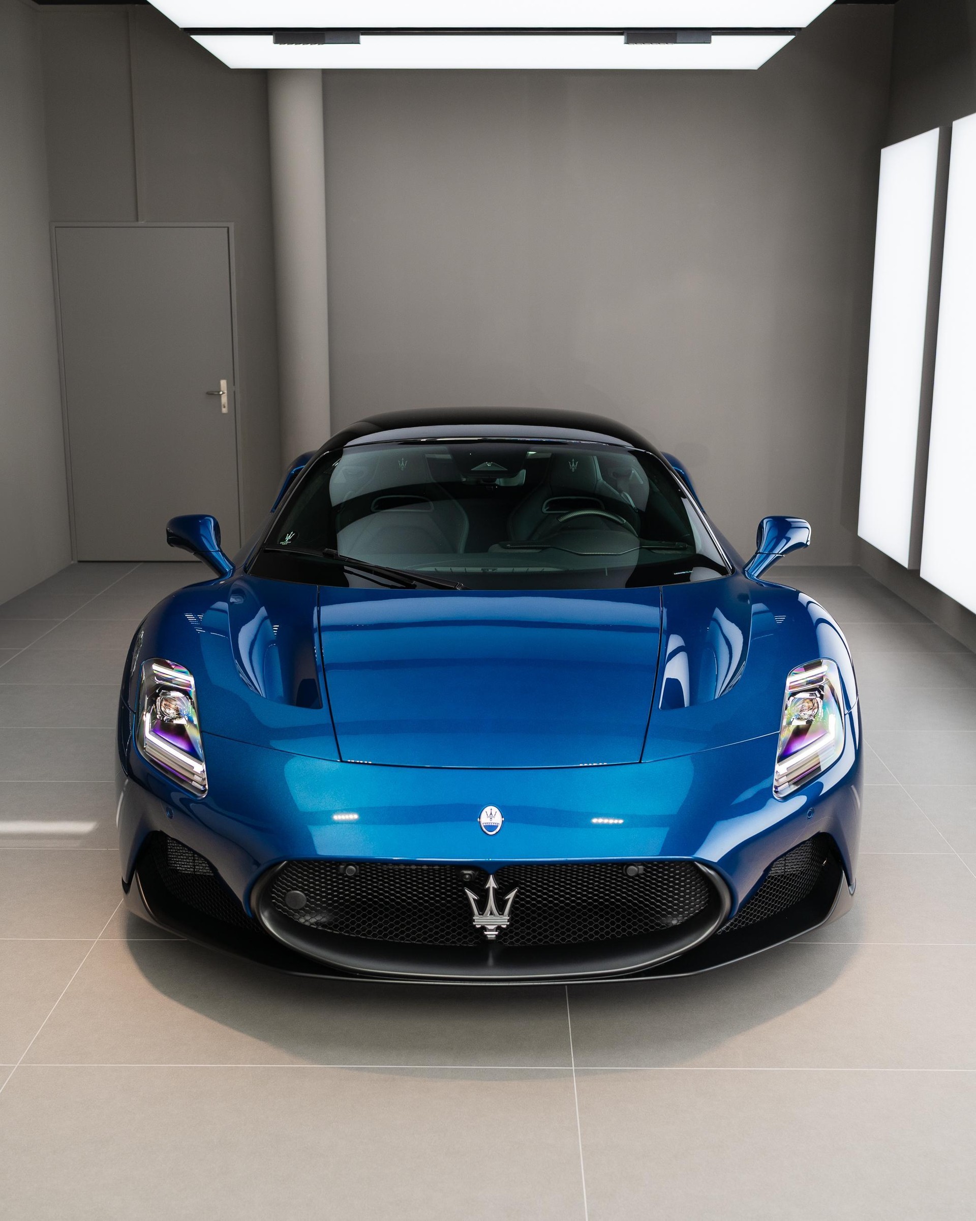 MASERATI MC20 - Blu Victory FUORISERIE