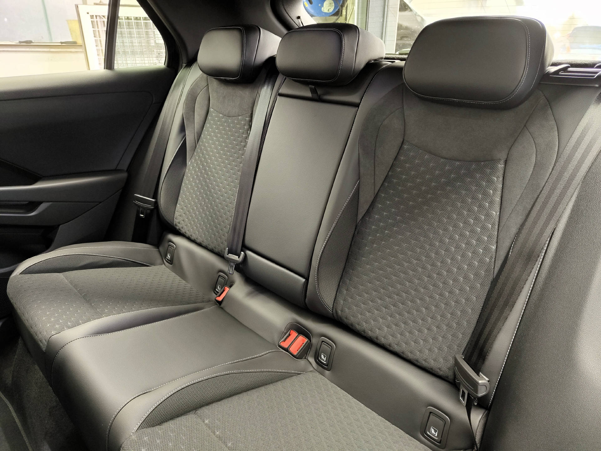 VW T-Roc 1.5 eTSI R-Line DSG-image-6