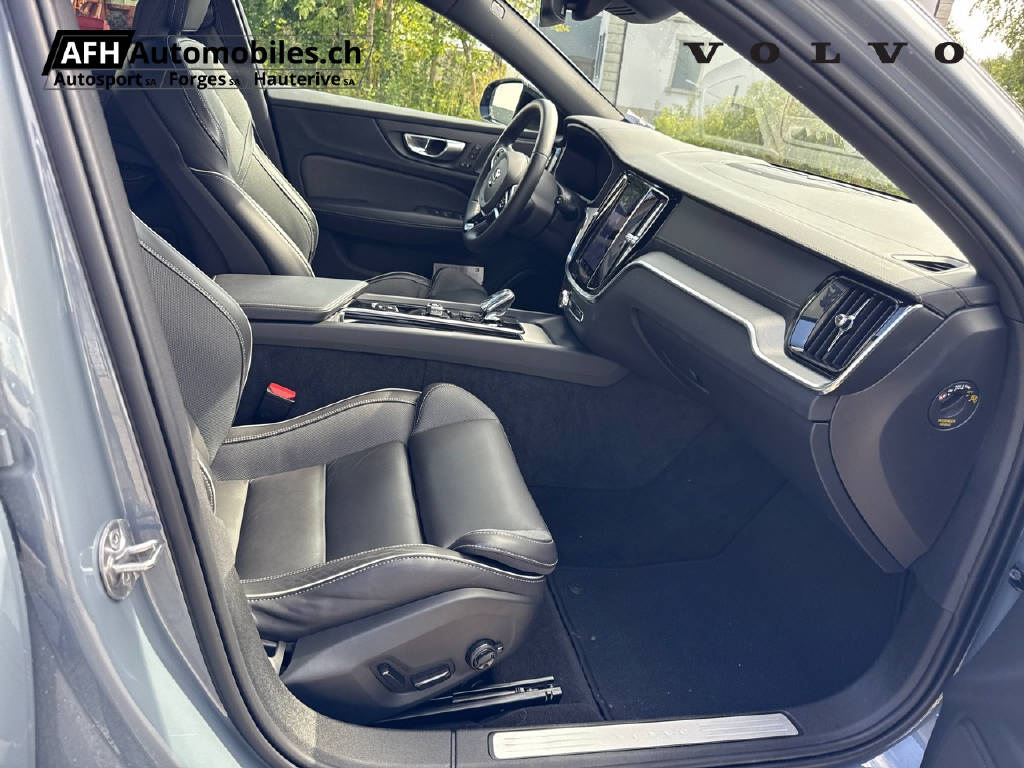 VOLVO V60 2.0 B5 Ultimate Dark AWD-image-9