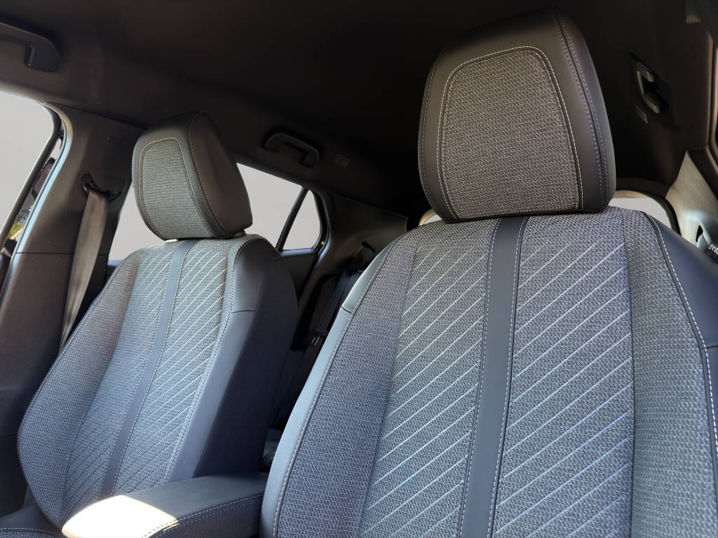 PEUGEOT 2008 1.2 Hybrid 145 Allure-image-8