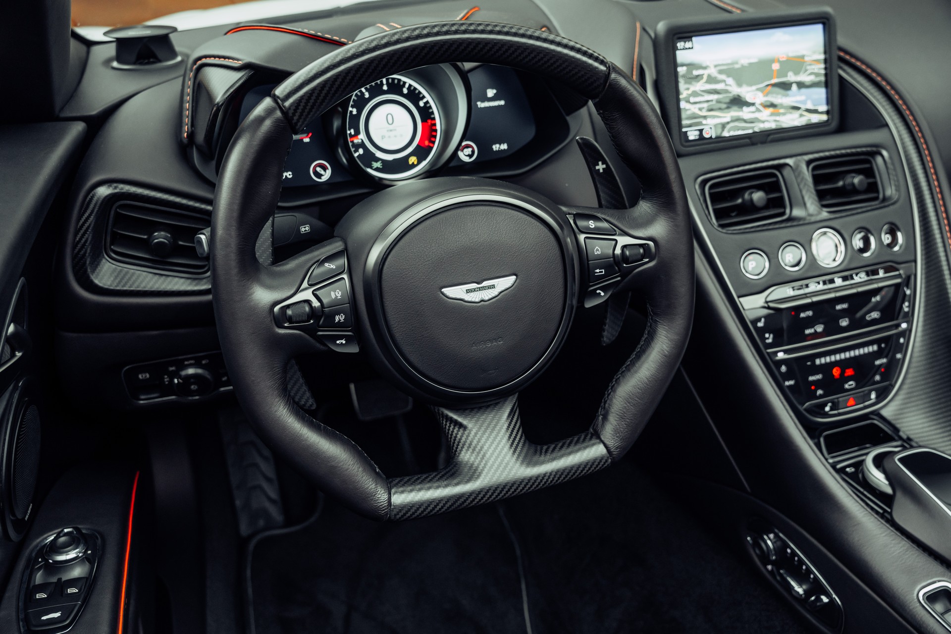 ASTON MARTIN DBS Superleggera Volante-image-15