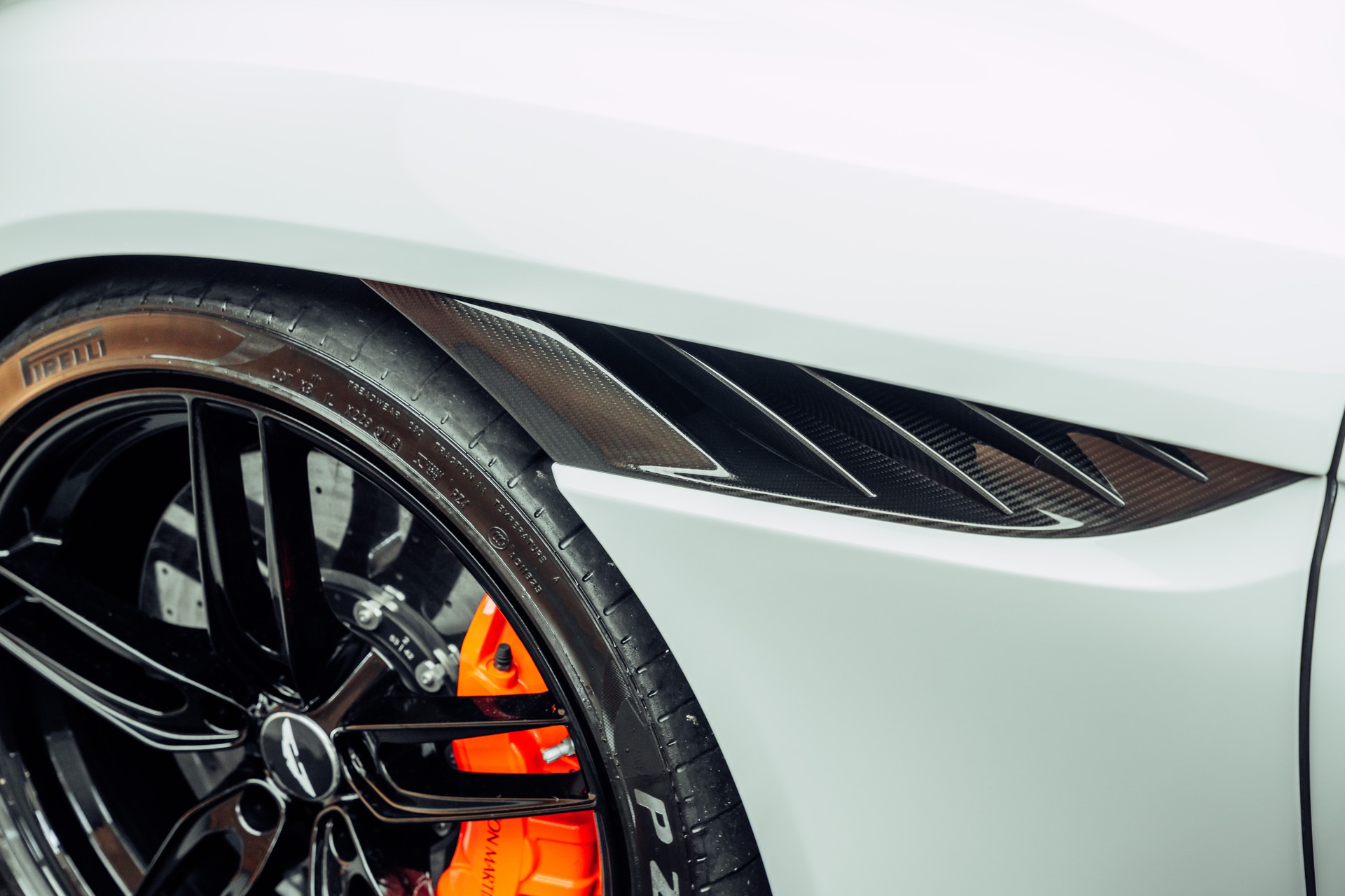 ASTON MARTIN DBS Superleggera Volante-image-27
