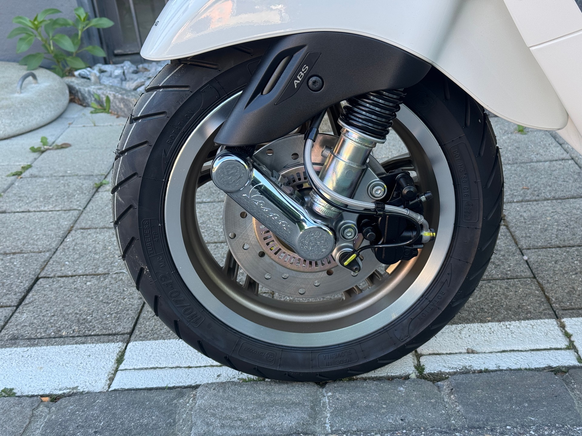 PIAGGIO Vespa 125 Primavera S 2026 Keyless Go & LCD Display-showroom-element-2