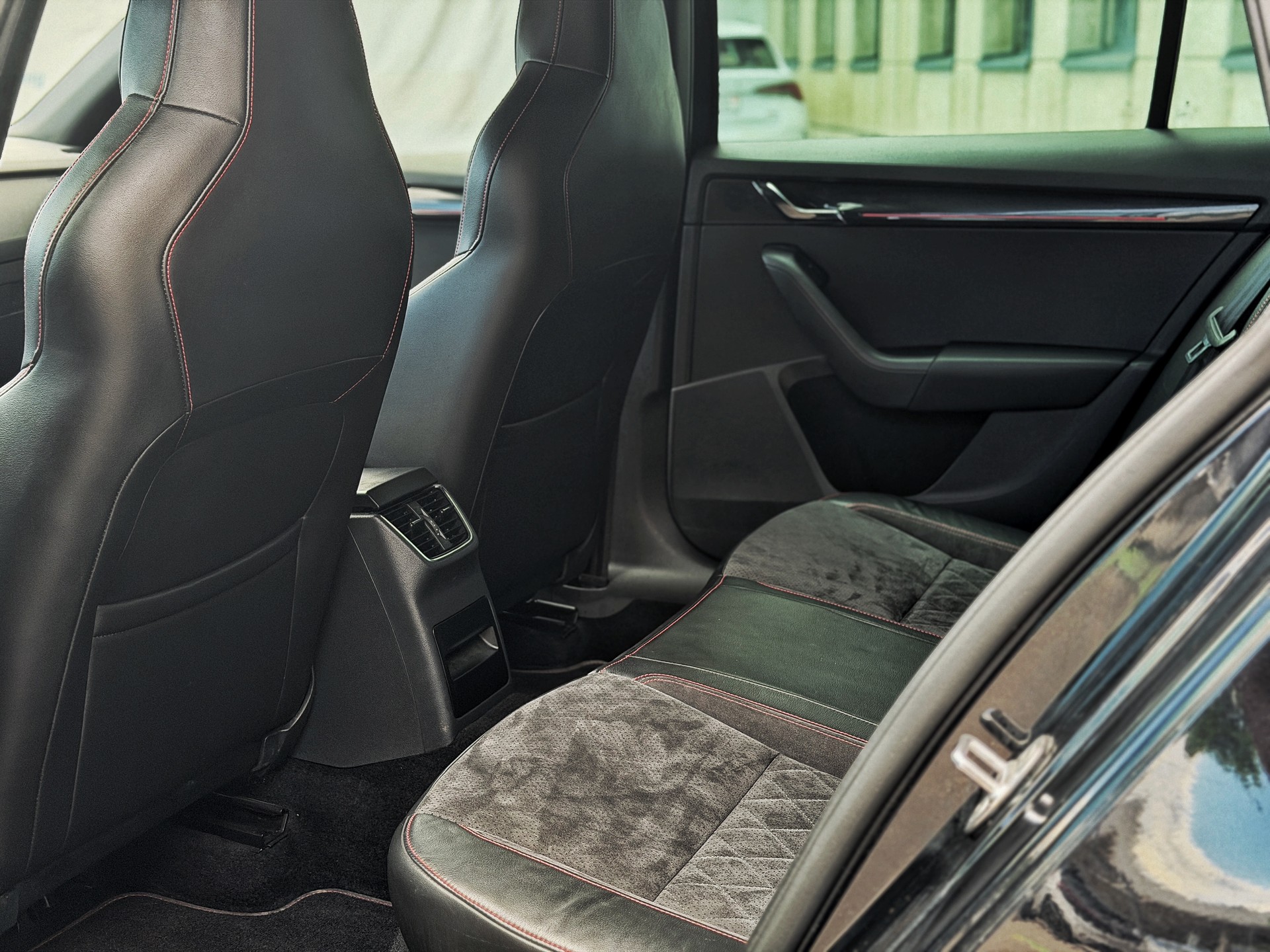 SKODA Octavia Combi 2.0 TSI RS Value DSG-image-16