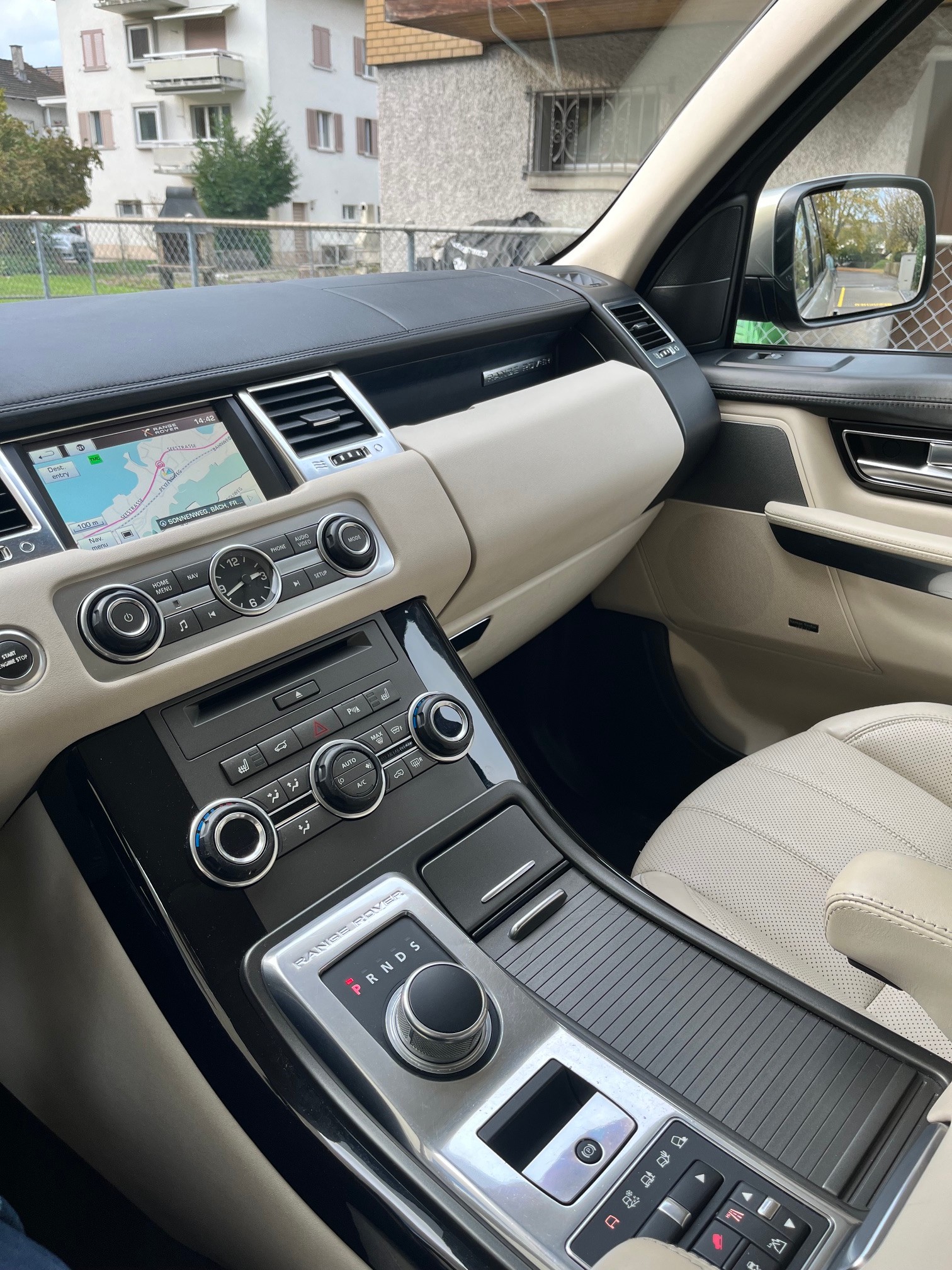 LAND ROVER 3.0 SDV6 HSE-image-4