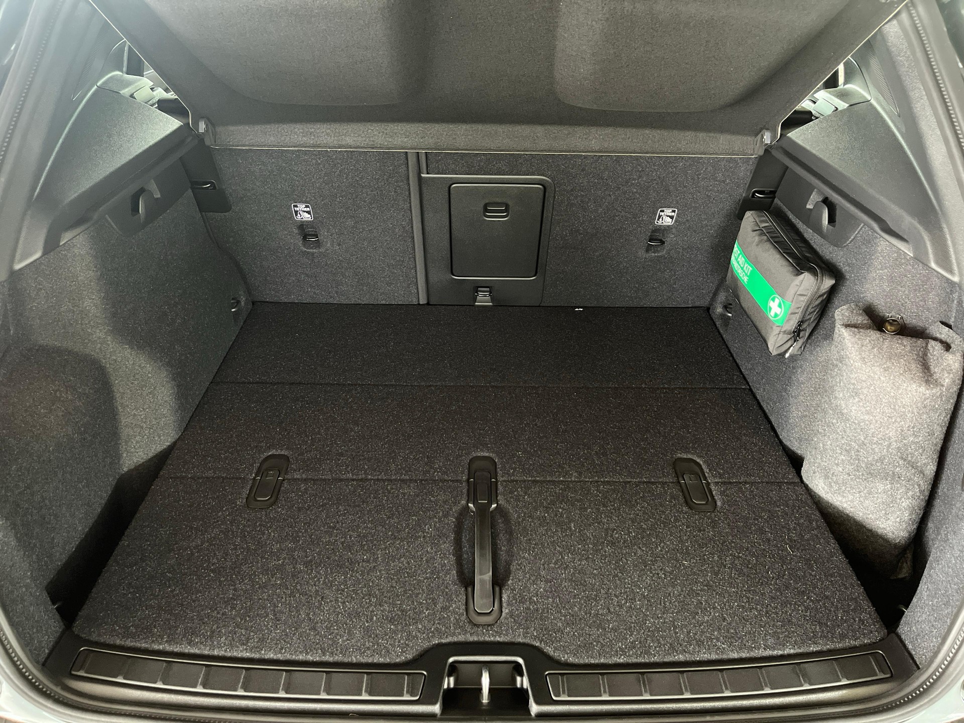 VOLVO XC40 2.0 B3 MH Plus Dark-image-18