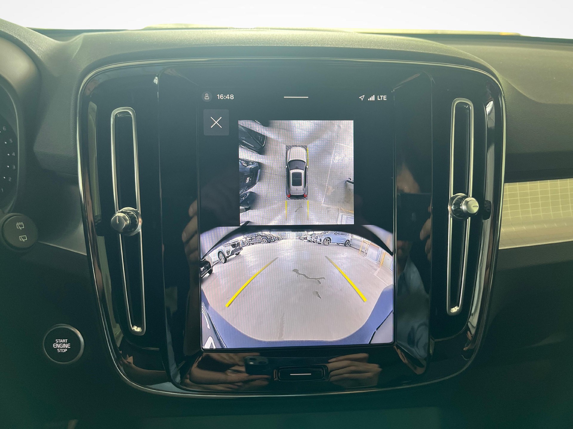 VOLVO XC40 2.0 B3 MH Plus Dark-image-16