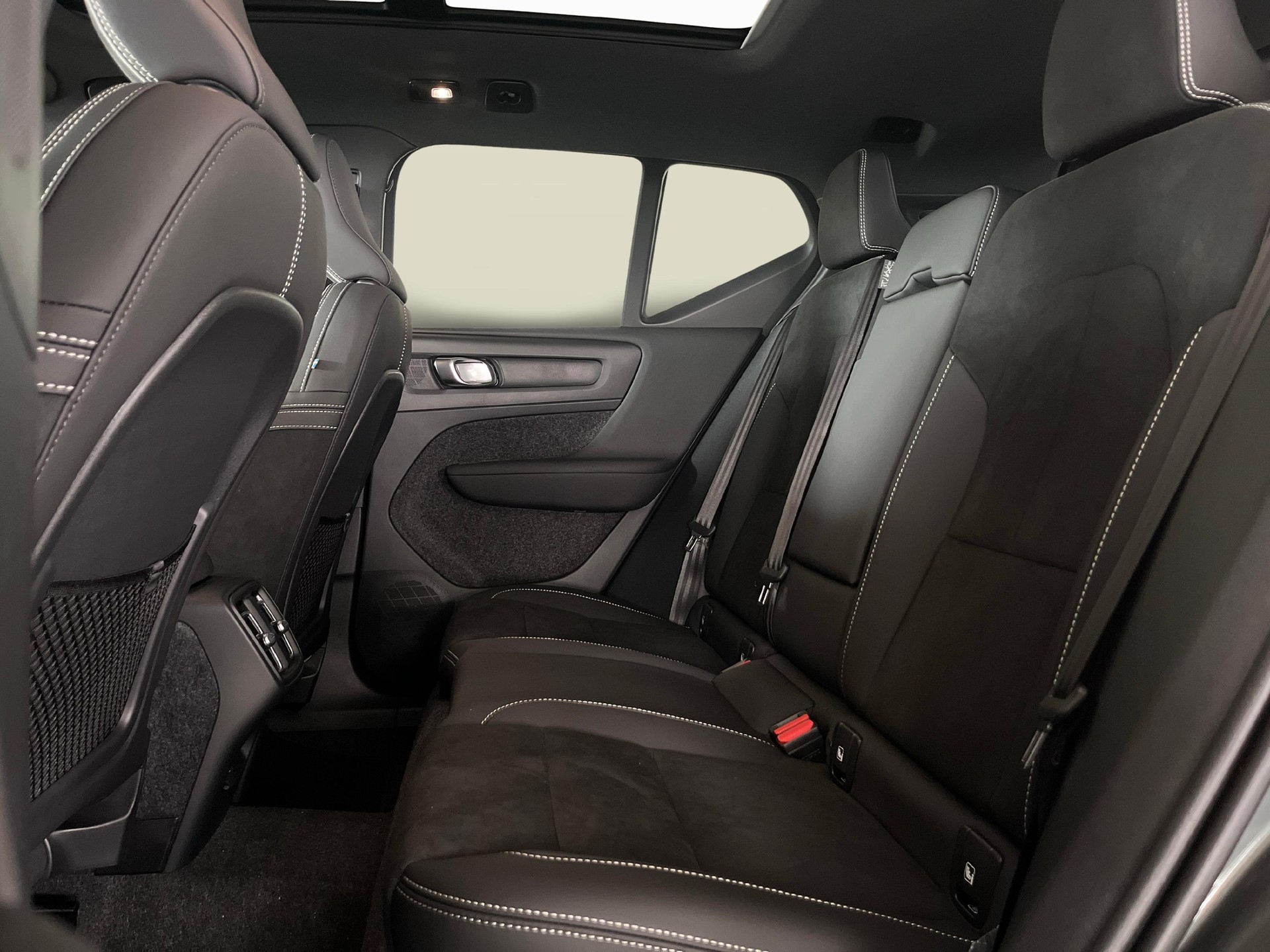 VOLVO XC40 2.0 B3 MH Plus Dark-image-11
