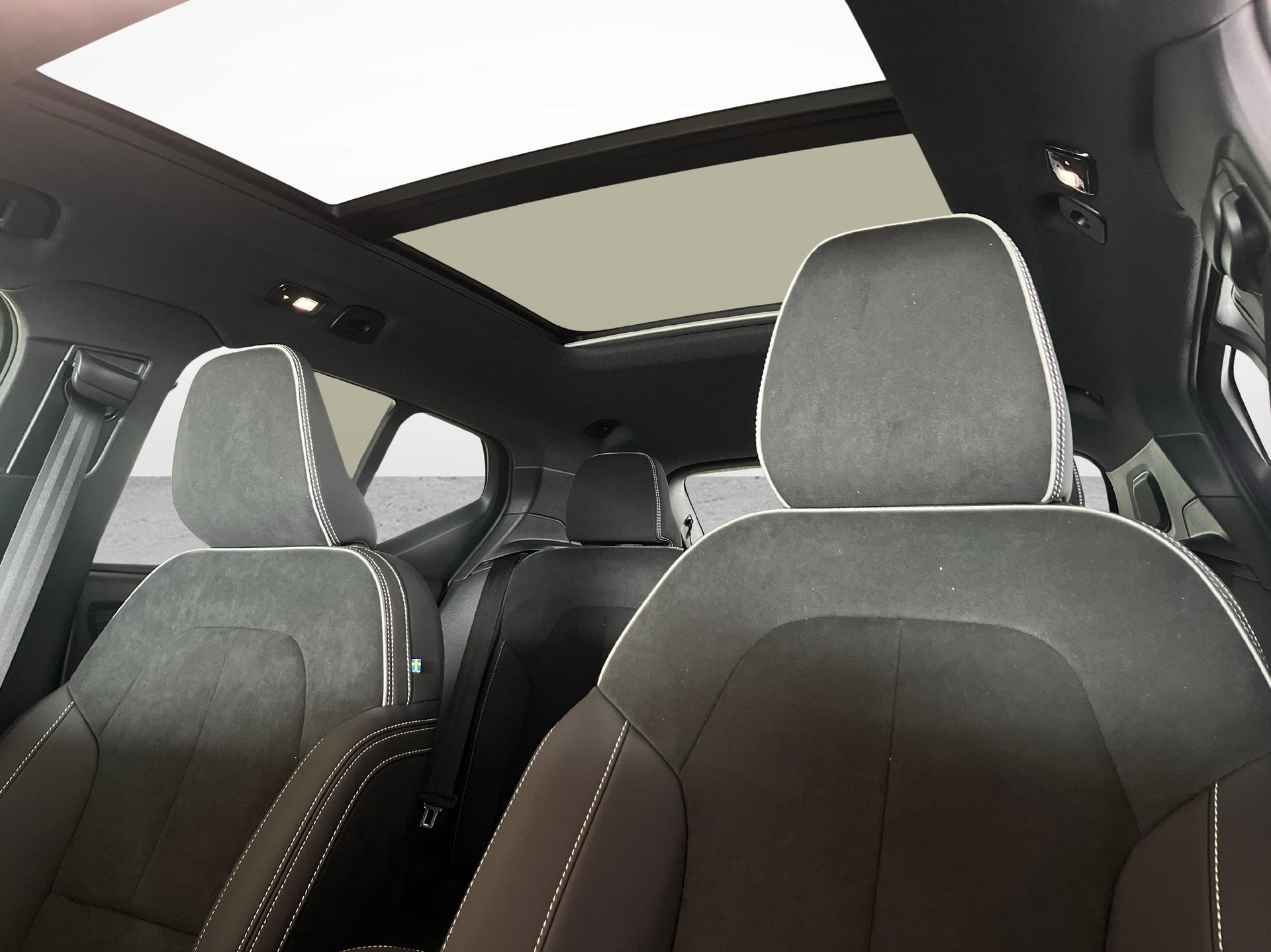 VOLVO XC40 2.0 B3 MH Plus Dark-image-9