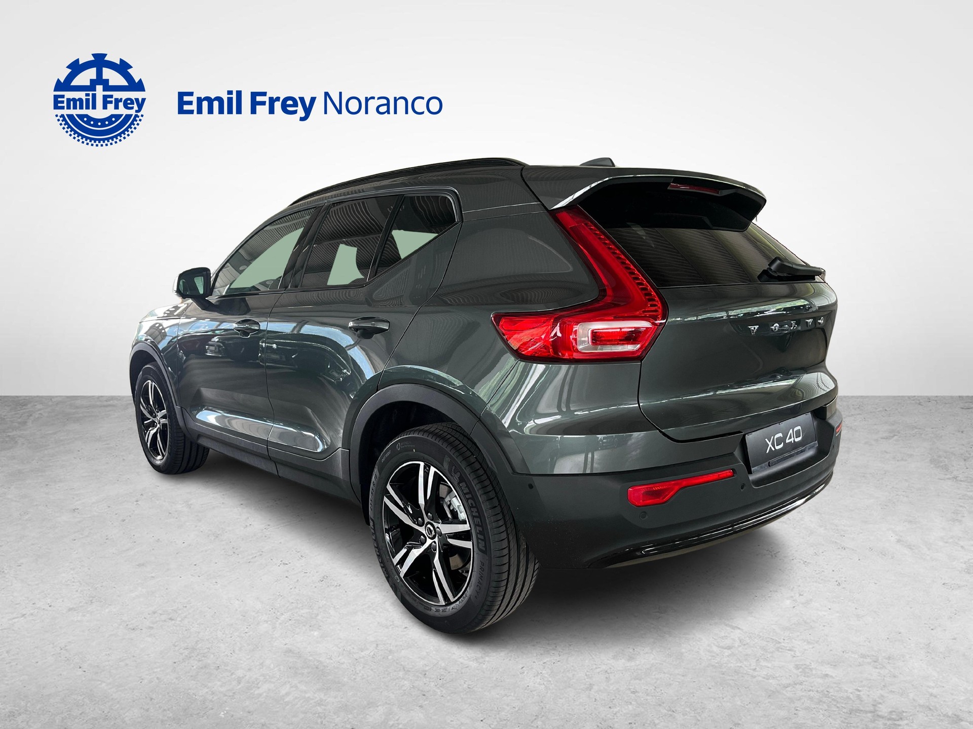 VOLVO XC40 2.0 B3 MH Plus Dark-image-2