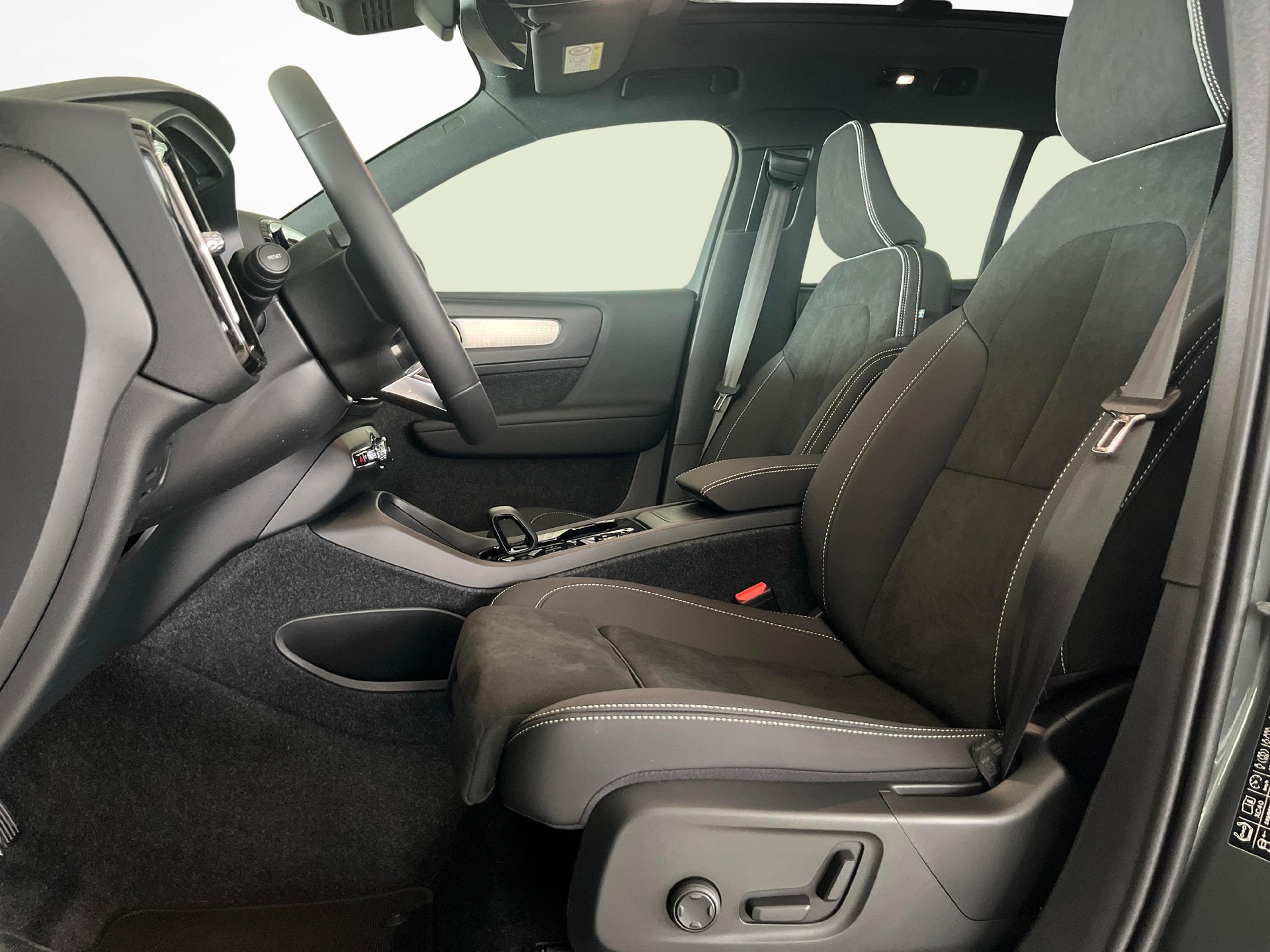 VOLVO XC40 2.0 B3 MH Plus Dark-image-8