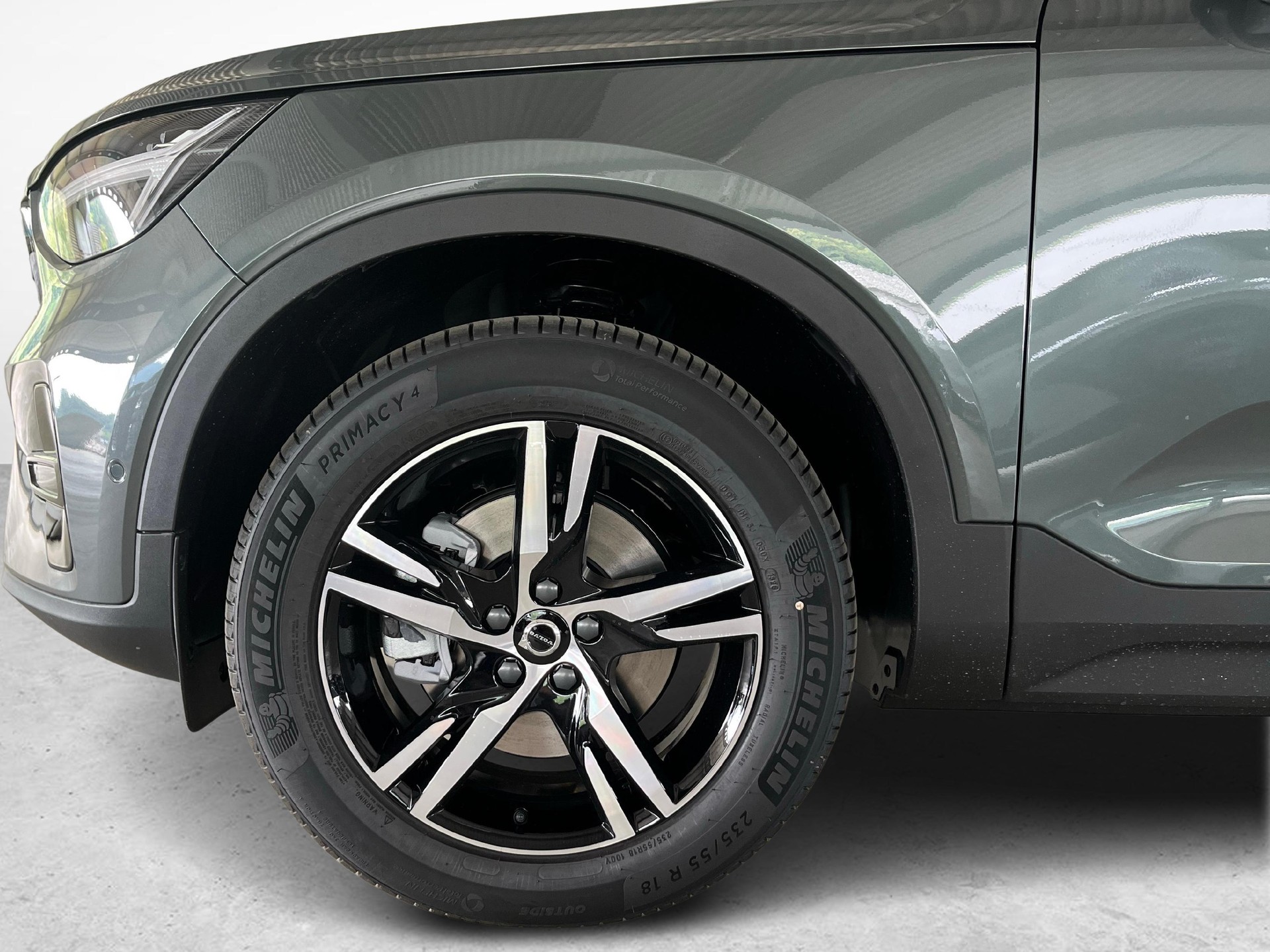 VOLVO XC40 2.0 B3 MH Plus Dark-image-19