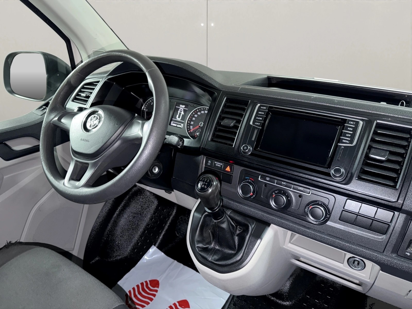 VW T6 2.0 TDI 4Motion ( Mit AHK / Sortimo Regale )-image-11