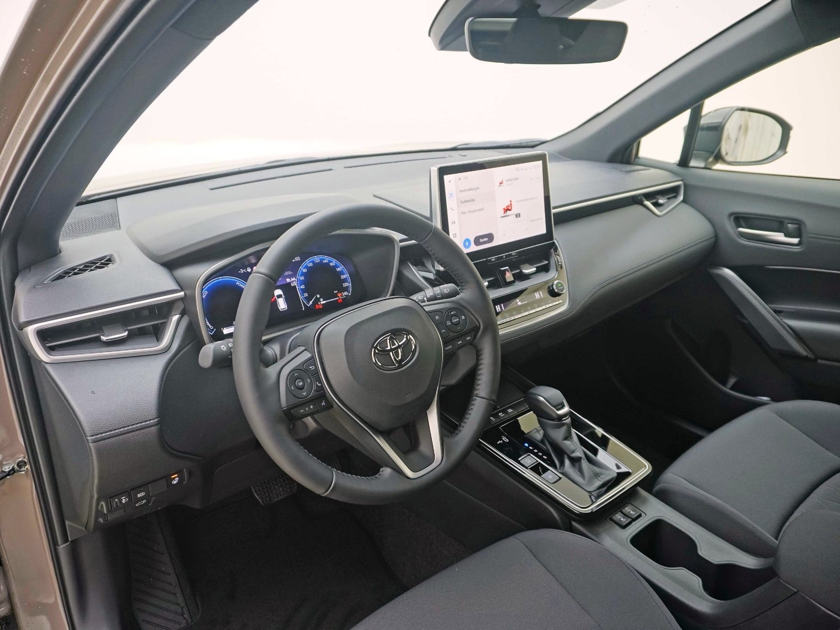 TOYOTA Corolla Cross 2.0 HSD Trend AWD-i ** mit Panorama-Glasdach **-image-7