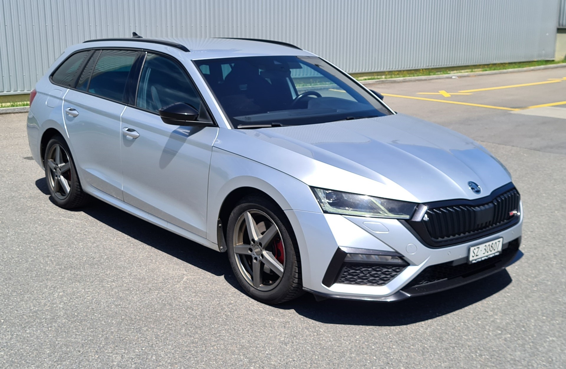 SKODA 2.0 TDI RS 4x4 DSG-image-1