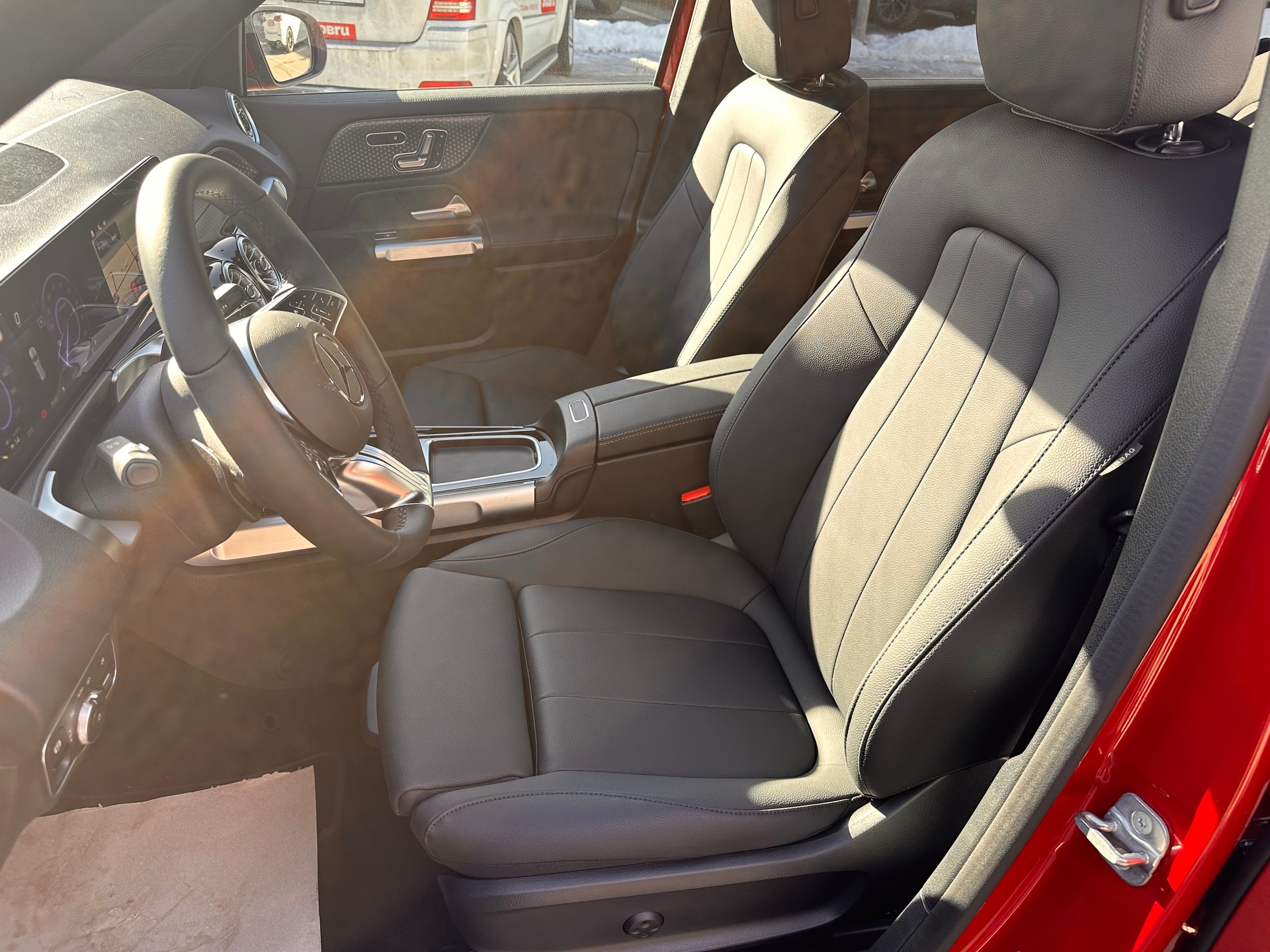 MERCEDES-BENZ EQB 350 Swiss Star Progressive 4Matic-image-9